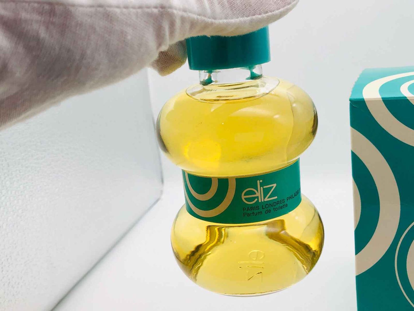 Profumo eliz Borsari Vintage in flacone rotondo con etichetta blu e profumo giallo dorato