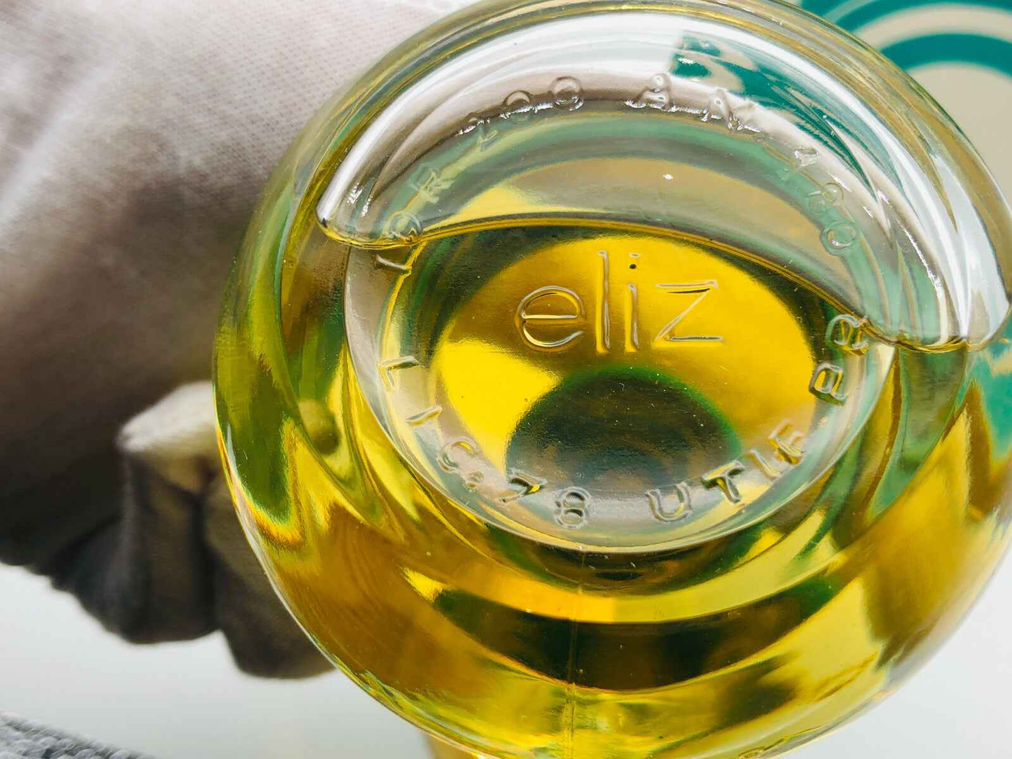 Bottiglia di profumo liz Borsari Vintage con vetro trasparente e liquido giallo brillante