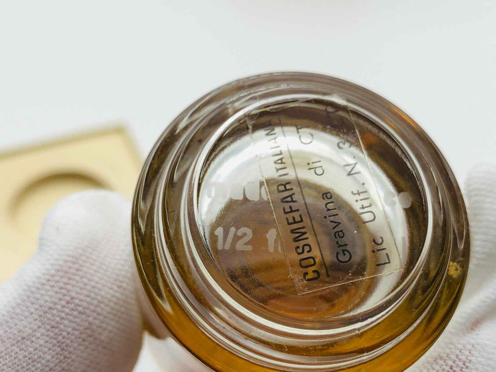 Flacone di profumo Loewe 2 Vintage con etichetta sul fondo e dettaglio di design elegante