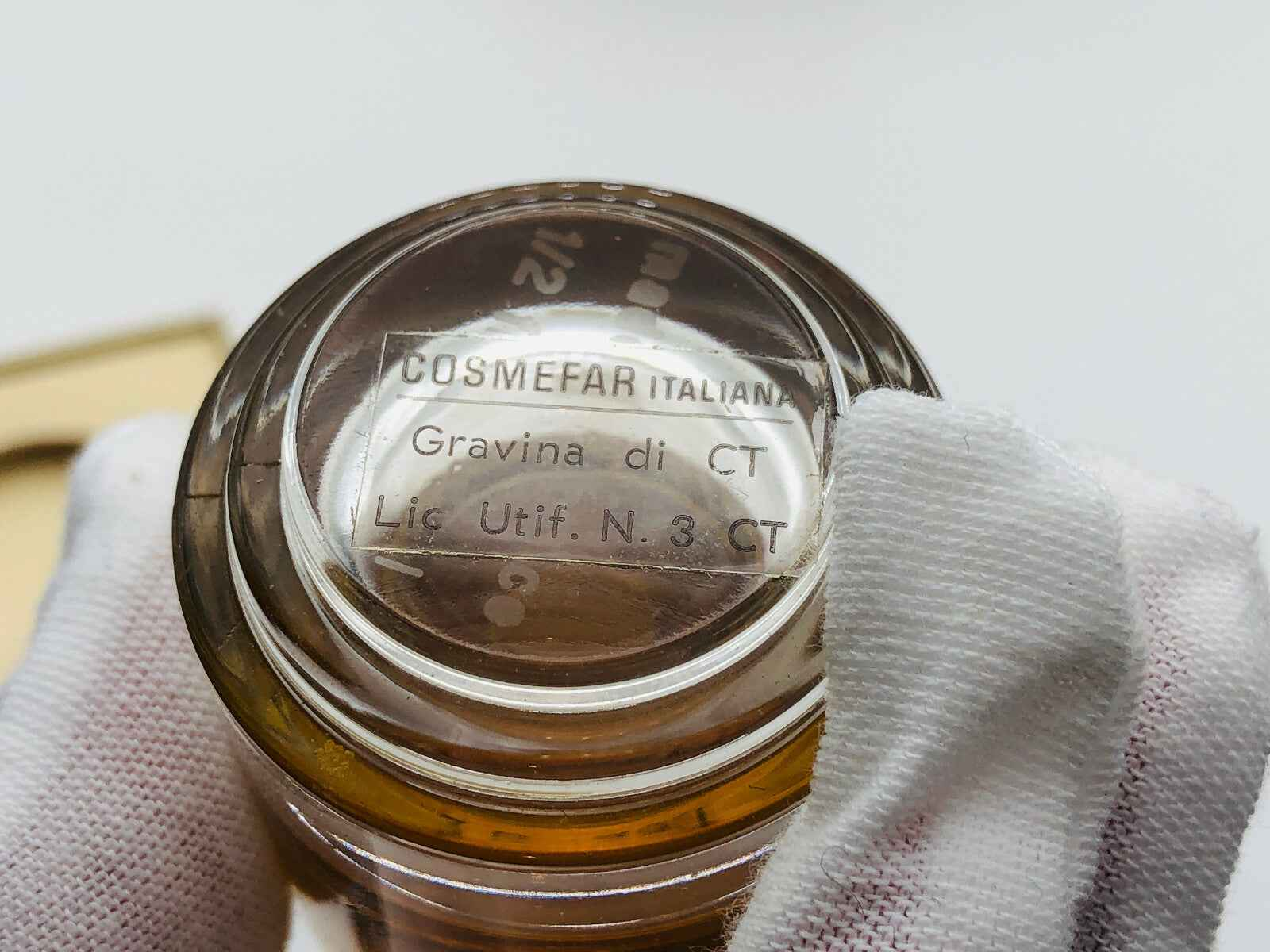 Bottiglia di profumo Loewe 2 Vintage con etichetta sul fondo, elegante e originale.