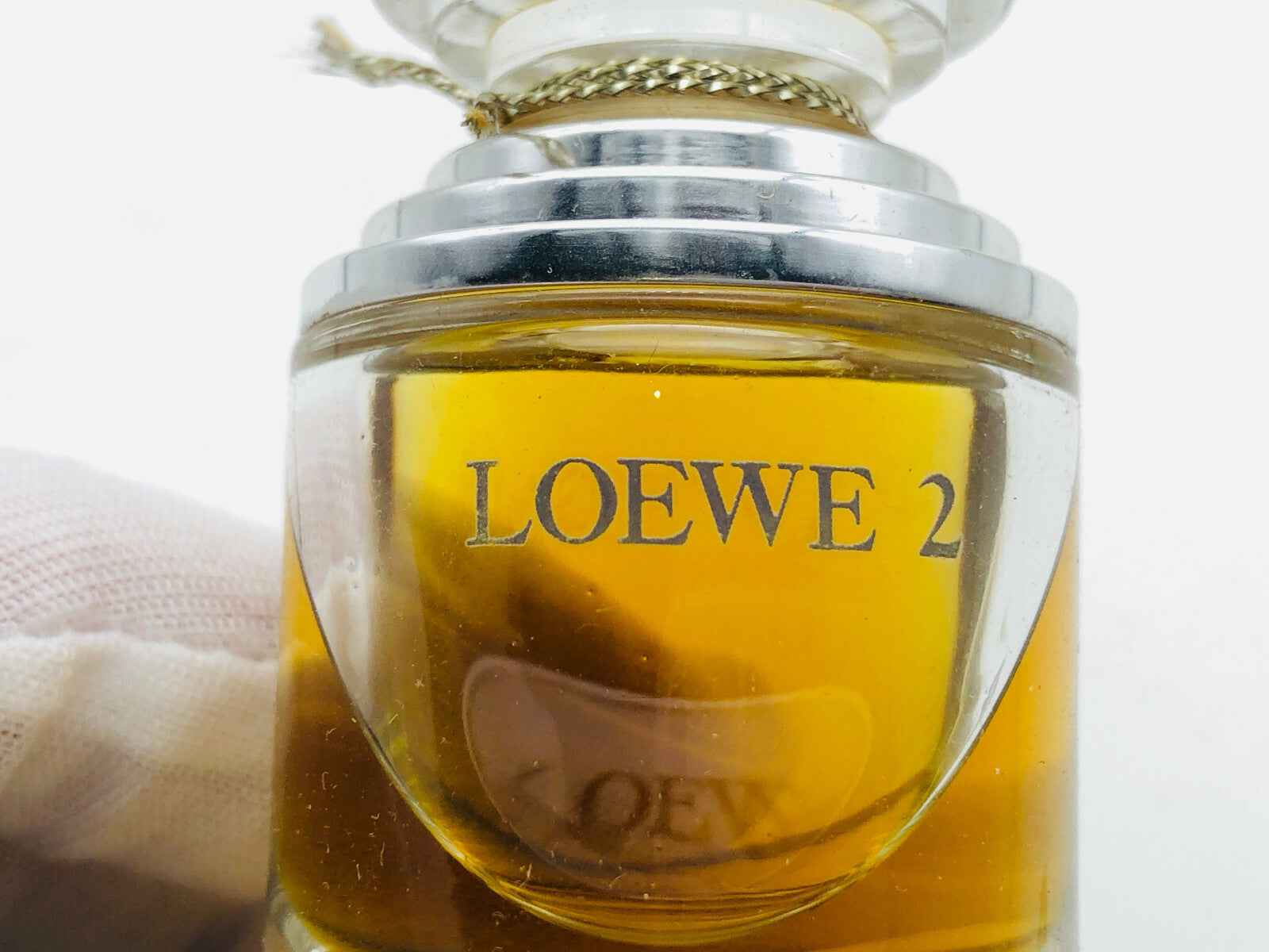 Flacone di profumo Loewe 2 Vintage con elegante design e liquido ambrato