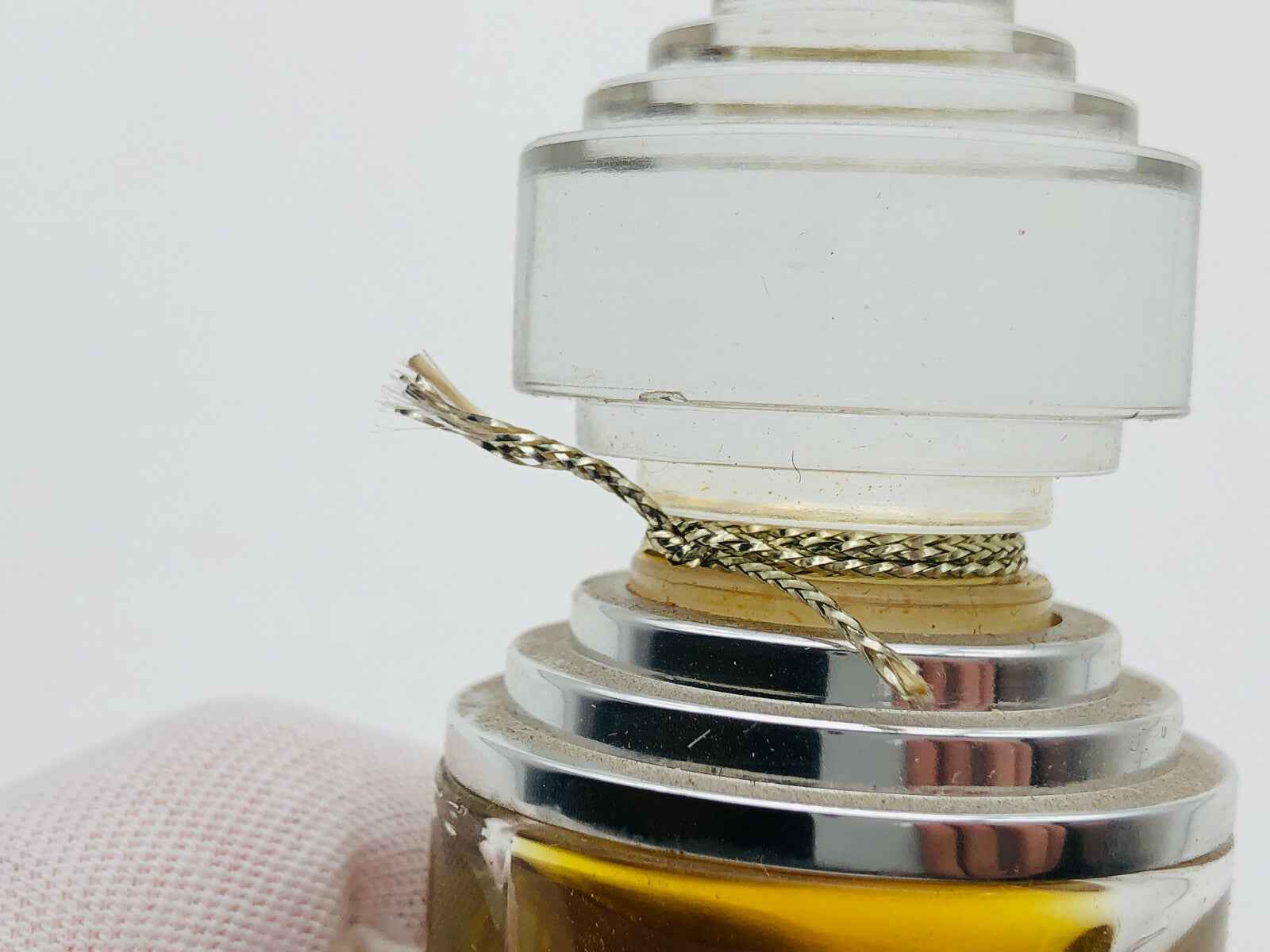 Dettaglio del profumo Loewe 2 Vintage con design elegante e tappo in metallo lucido