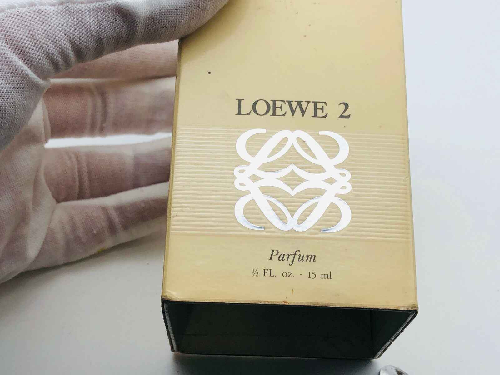 Confezione di Profumo Loewe 2 Vintage da 15 ml con design elegante e logo distintivo