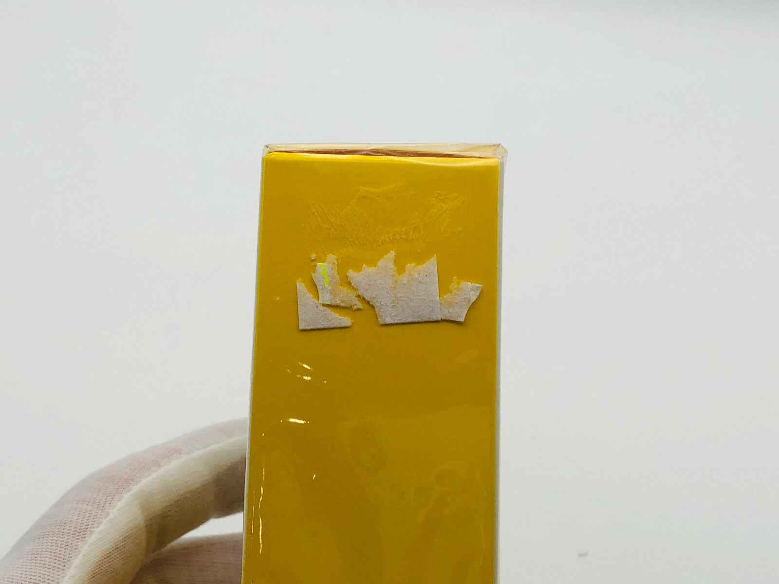 Scatola gialla del profumo Mandarina Duck con etichetta parzialmente rimossa