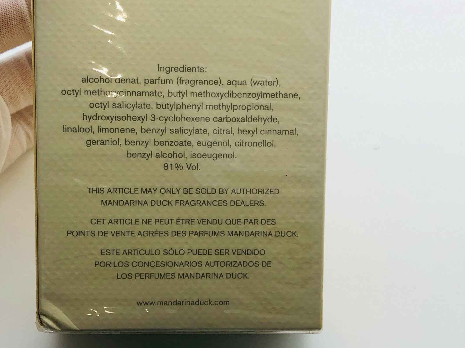 Ingredienti del profumo Mandarina Duck in una confezione elegante con dettagli di composizione aromatica