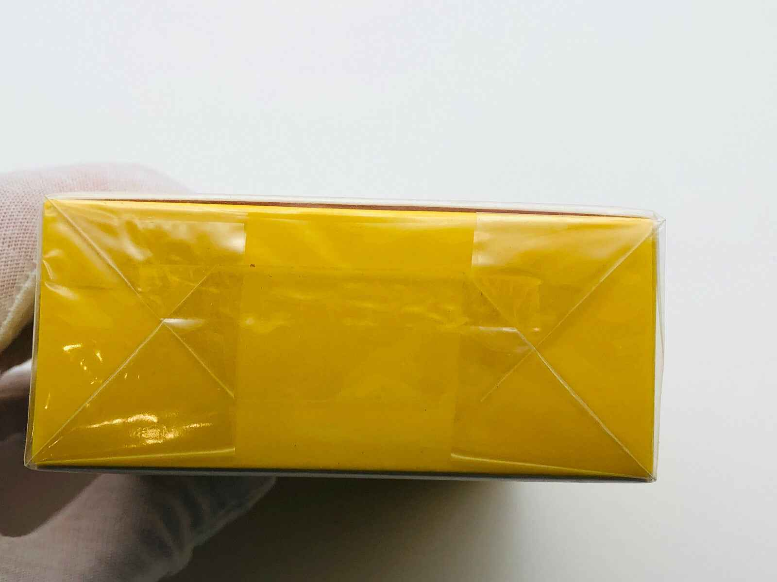 Scatola di profumo Mandarina Duck color giallo con imballaggio intatto e sigillato