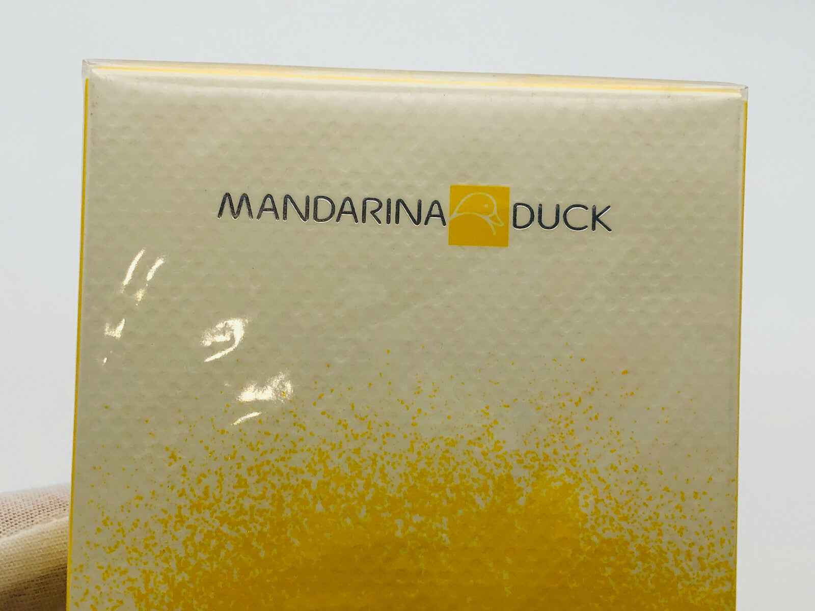 Scatola di profumo Mandarina Duck con design giallo elegante e logo distintivo
