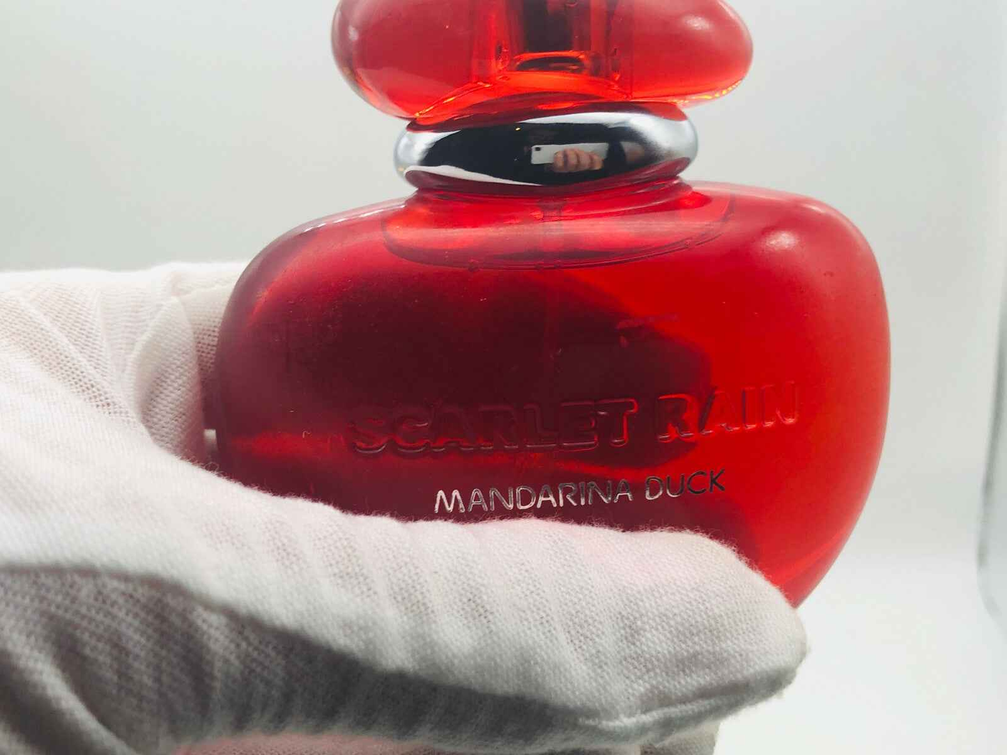 Flacone di profumo Mandarina Duck Scarlet Rain con design elegante e vetro rosso lucido