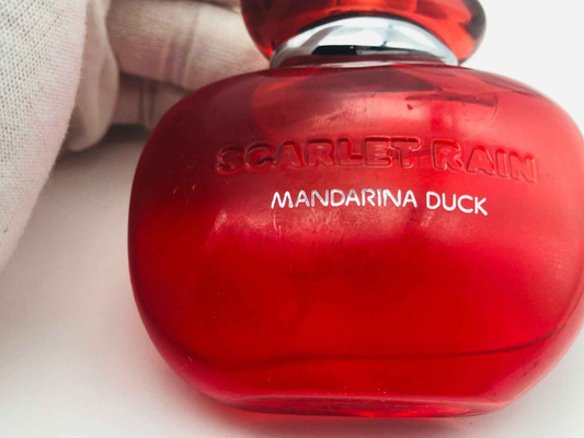 Flacone di profumo Mandarina Duck Scarlet Rain con un design elegante e rosso brillante