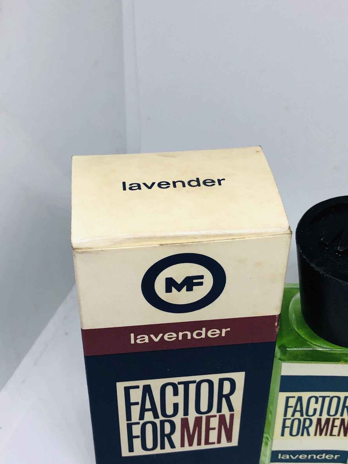 Scatola di Max Factor For Men Lavender con etichetta verde e logo MF in alto