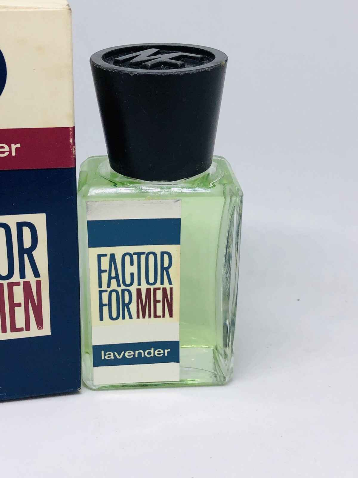 Profumo Max Factor For Men Lavender in flacone trasparente con tappo nero per uomini moderni
