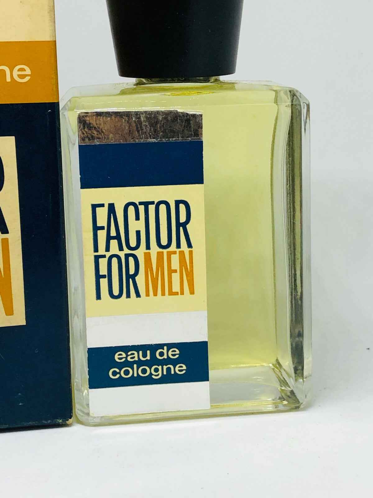 Profumo Max Factor Eau de Cologne per Uomo in flacone trasparente con etichetta blu e gialla