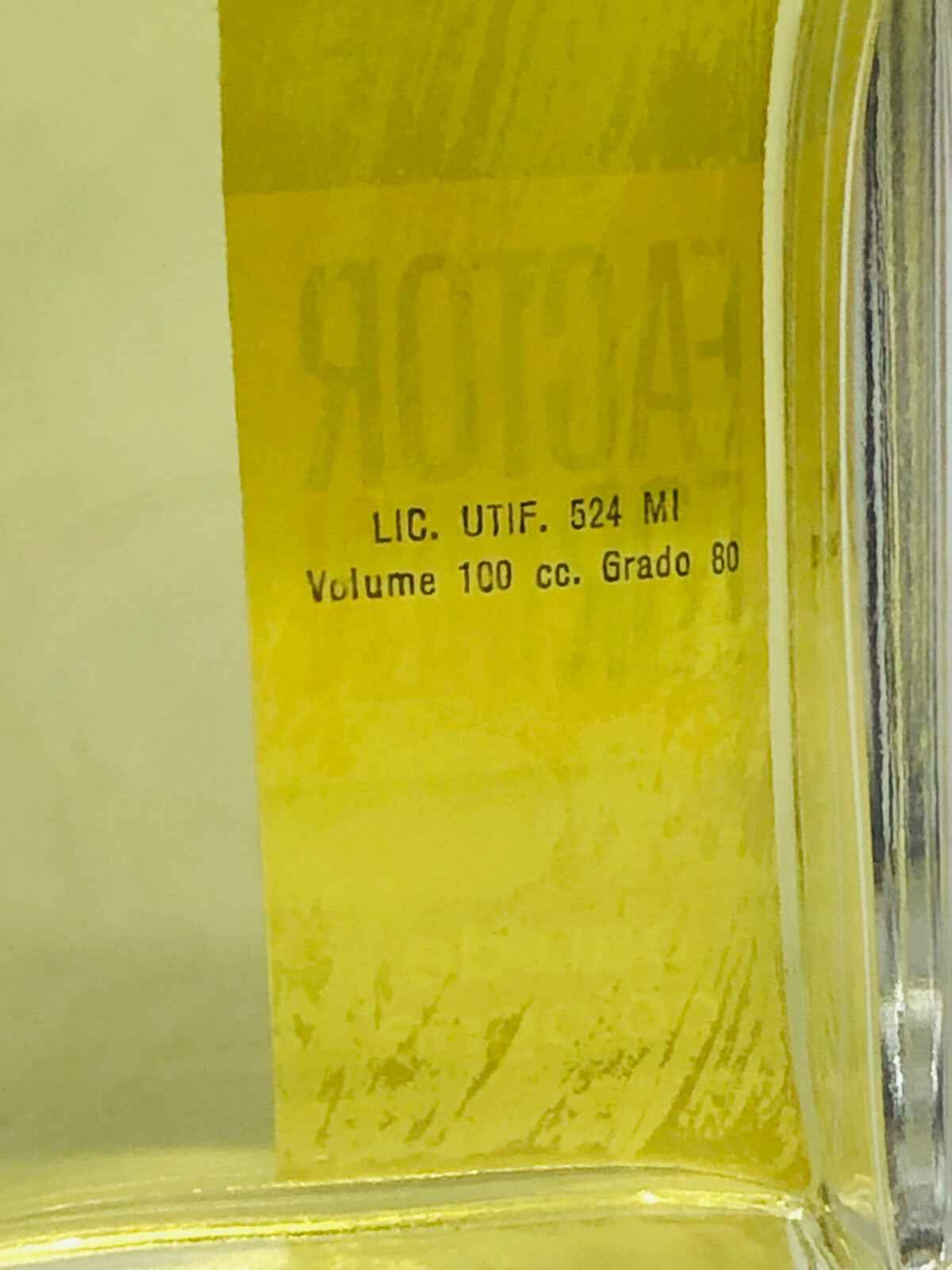 Etichetta del profumo Max Factor, volume di 100 cc, con dettagli del prodotto chiaramente visibili