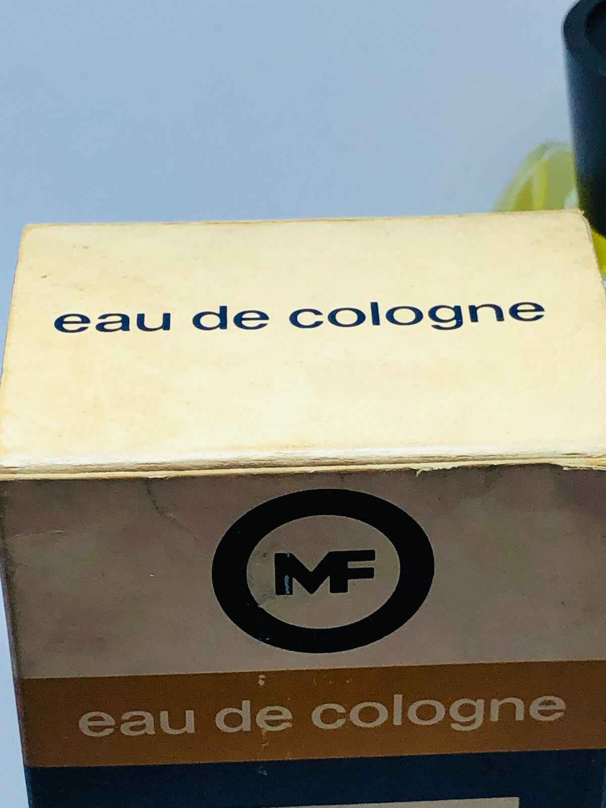 Confezione di profumo Max Factor in formato eau de cologne con design semplice e elegante
