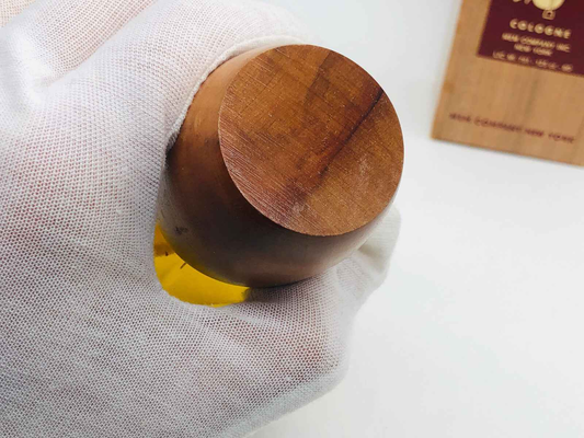 Olio per cuoio Mem Company English Leather in bottiglia con tappo in legno per la cura del cuoio