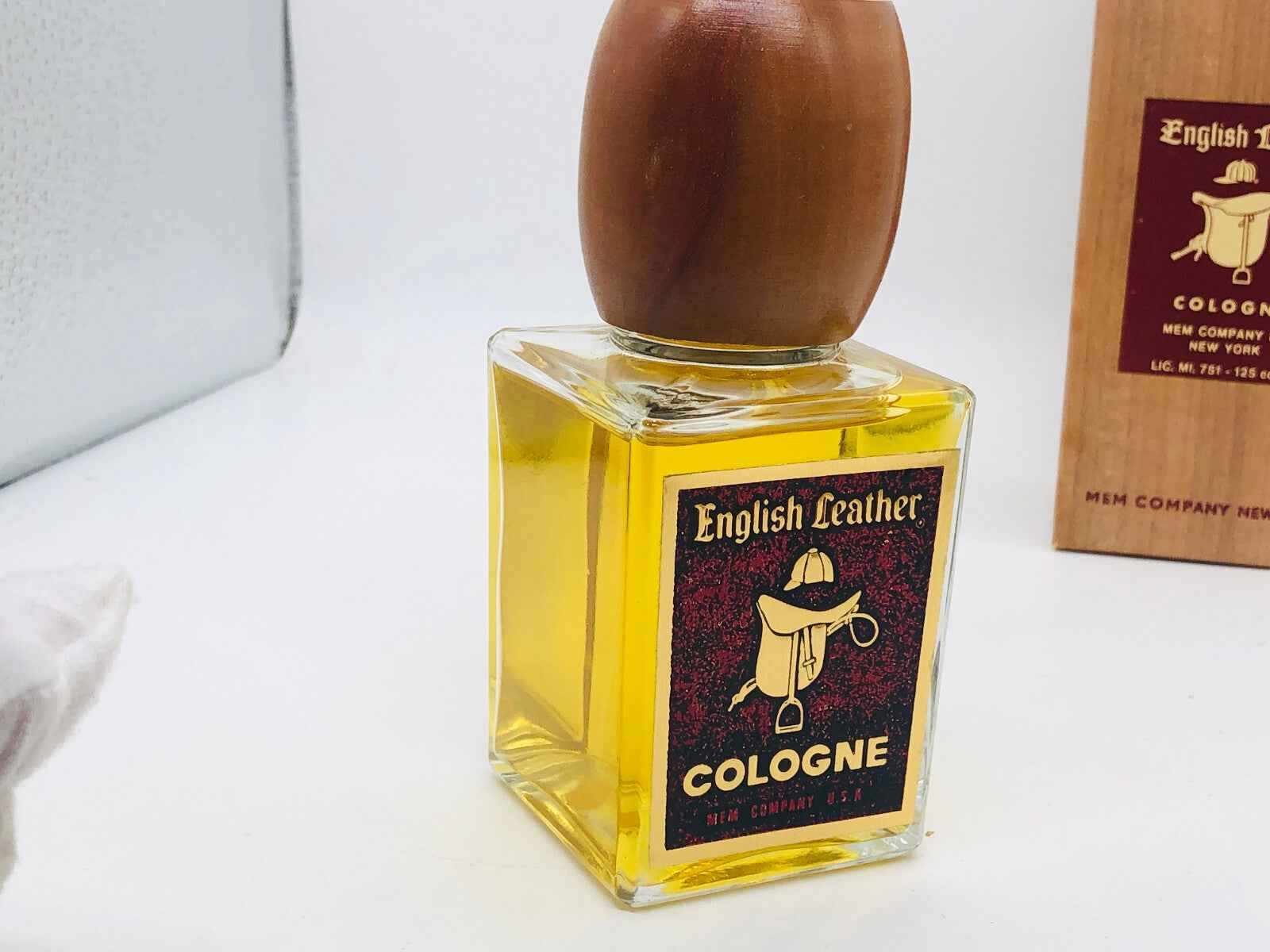 Profumo English Leather MEM Company con flacone in vetro e tappo in legno da 60 ml