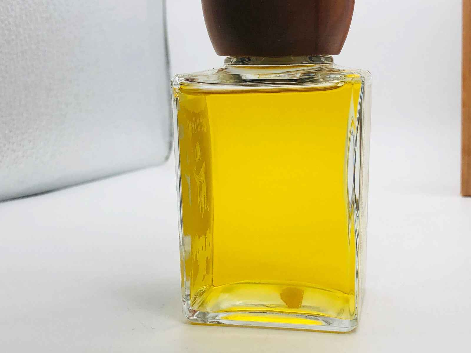 Profumo Mem Company English Leather in flacone quadrato con tappo in legno per un aroma raffinato