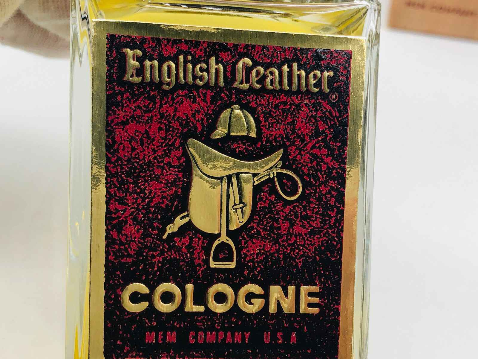 Colonia English Leather di Mem Company con etichetta dorata e bottiglia elegante