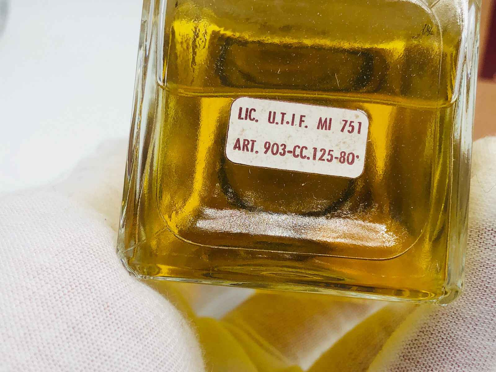 Flacone di profumo Mem Company English Leather con etichetta e design elegante