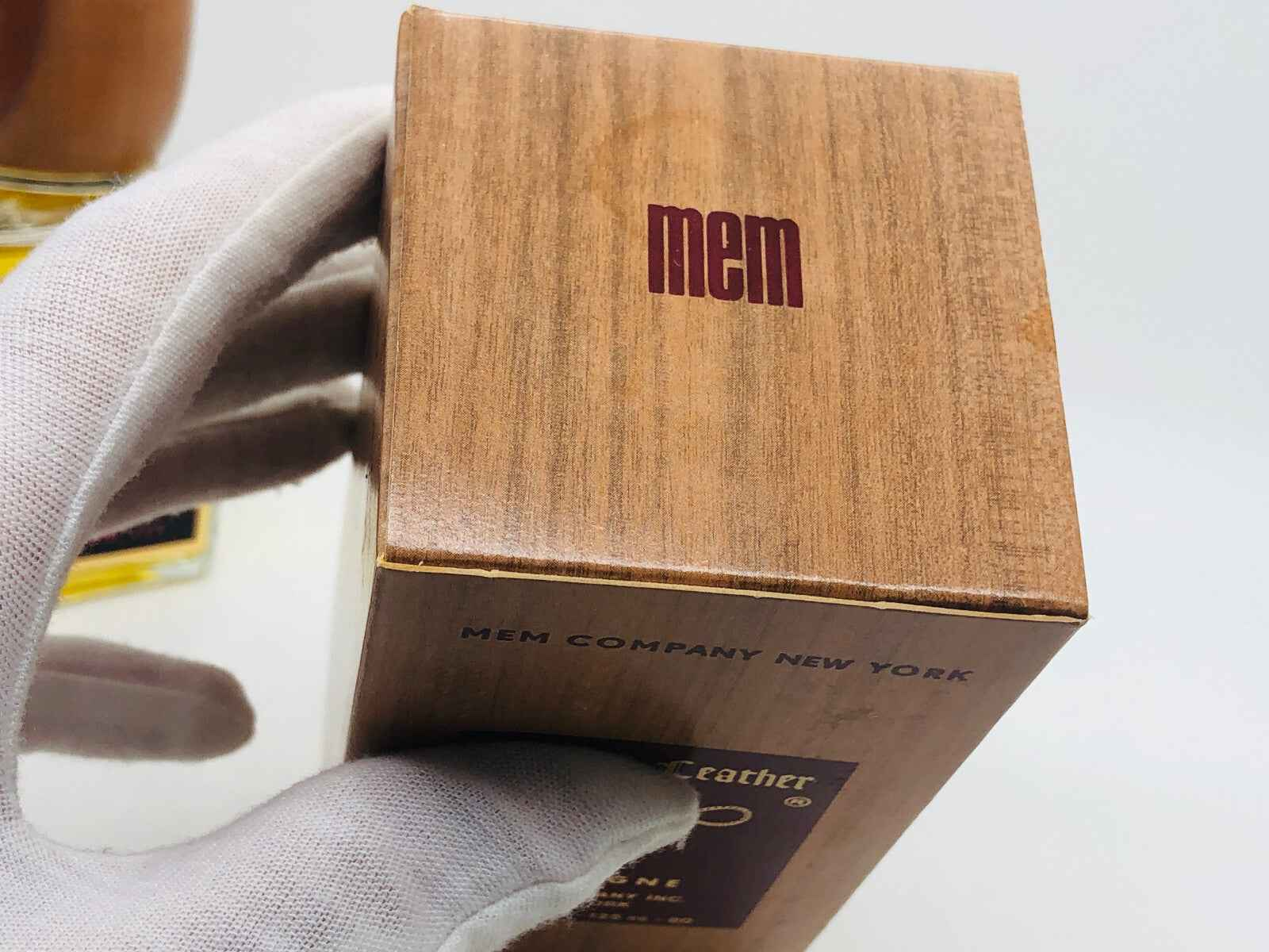 Scatola di legno del profumo MEM Company English Leather con logo MEM in evidenza