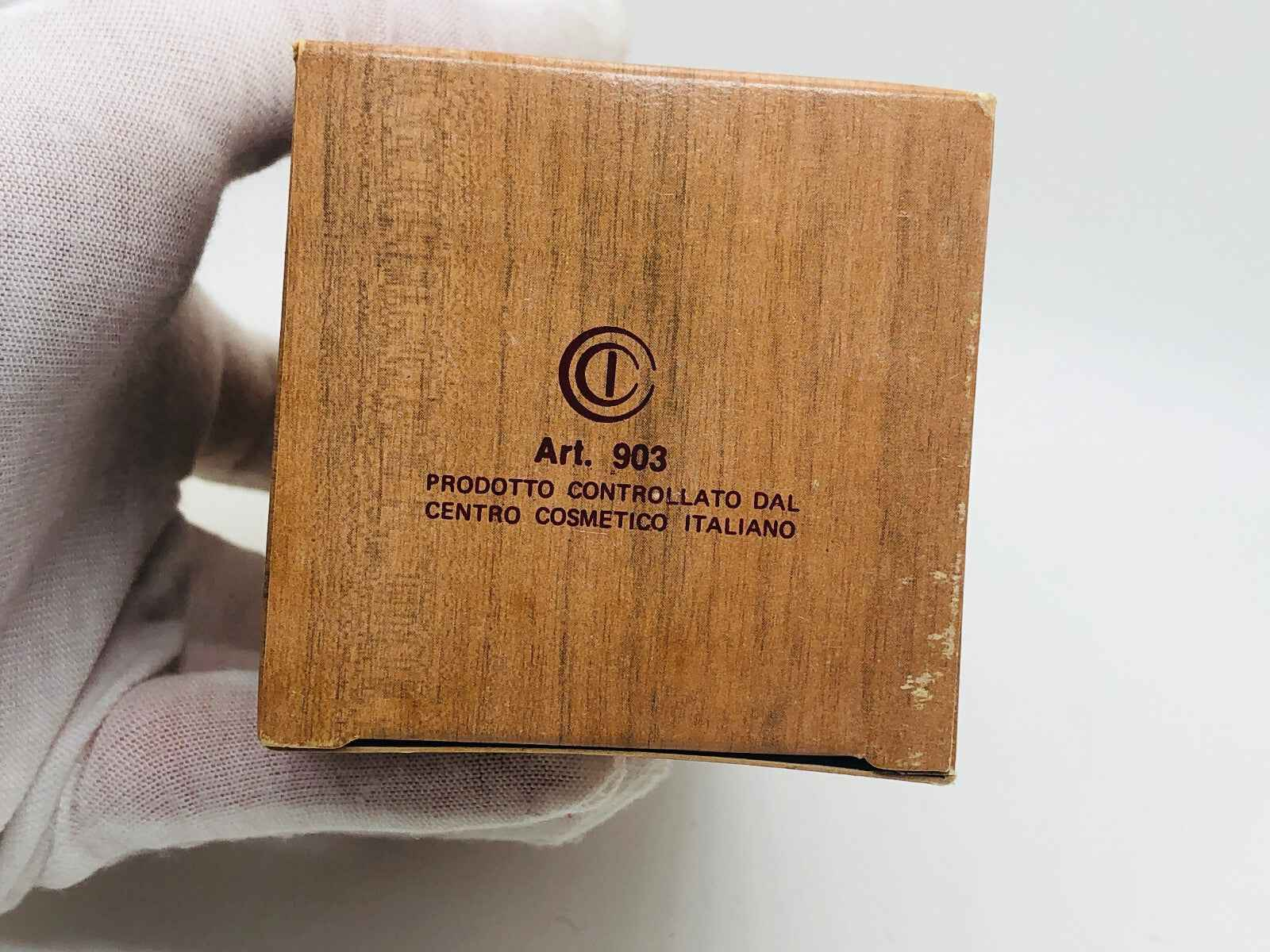 Scatola in legno del prodotto Mem Company English Leather con logo e informazioni sul controllo qualità