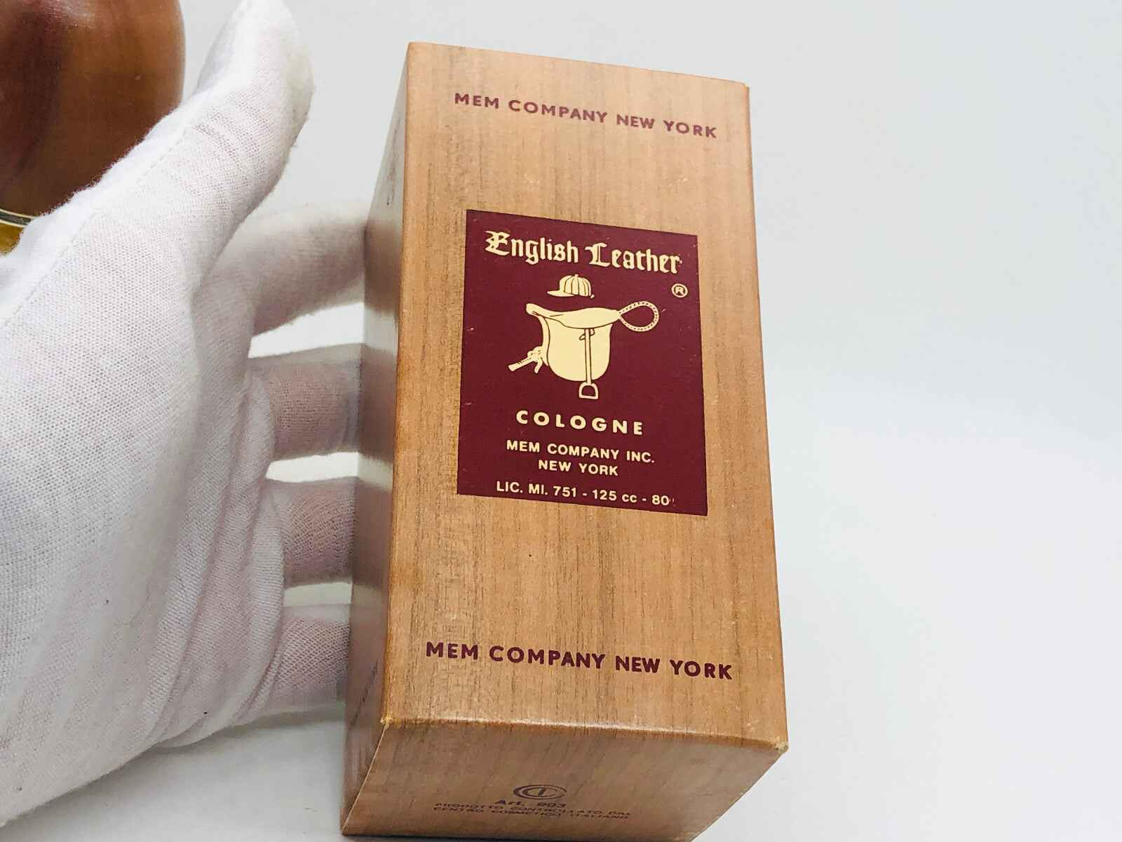 Scatola di profumo MEM Company English Leather con etichetta vintage in legno naturale