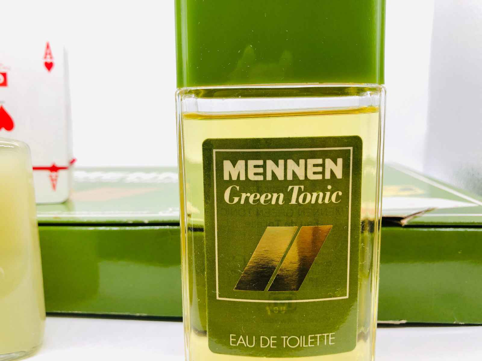 Profumo Green Tonic Mennen in flacone elegante con tappo verde, ideale per ogni occasione