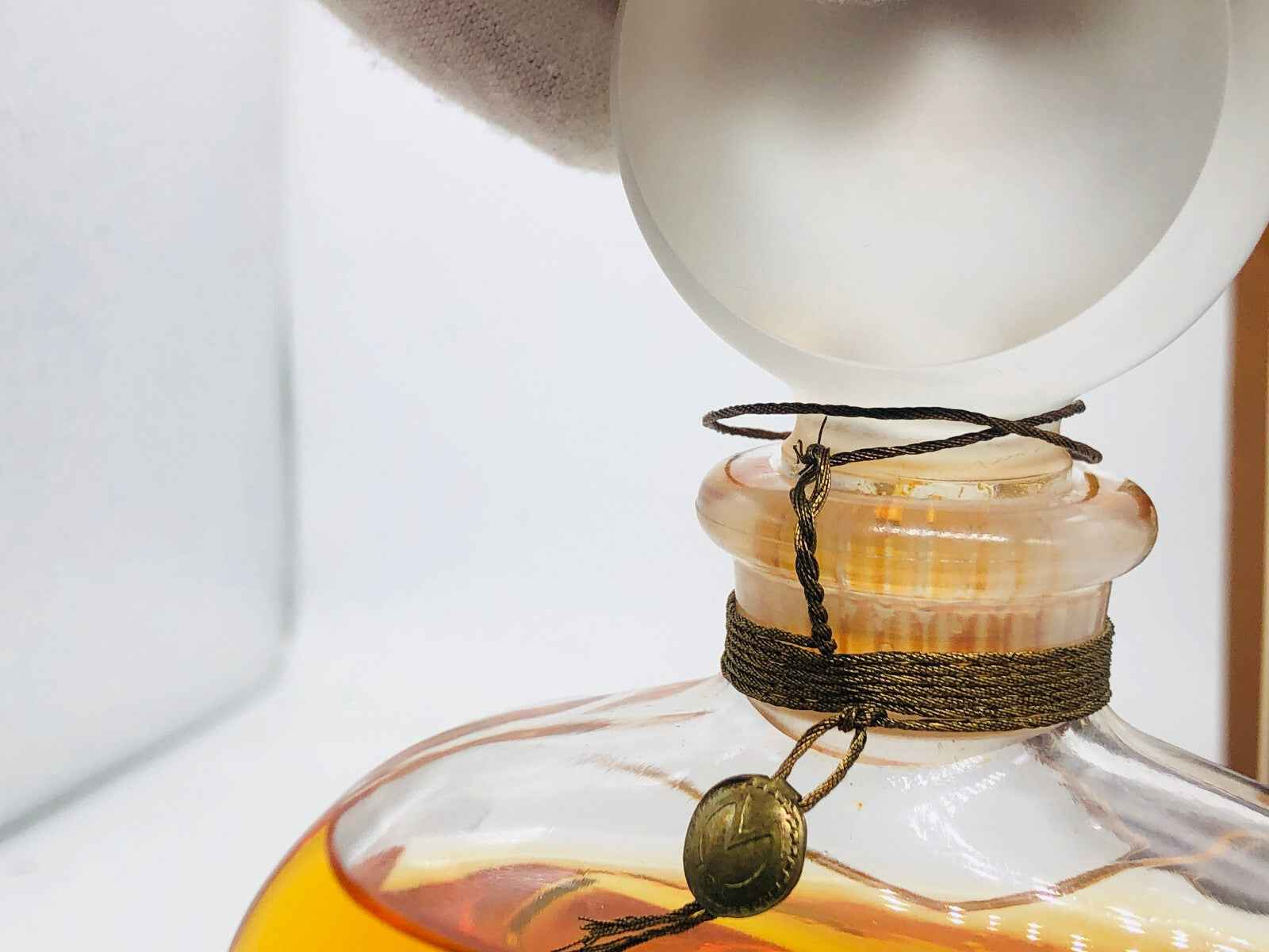 Bottiglia di profumo Mila Schon Vintage con tappo in vetro e cordoncino decorativo