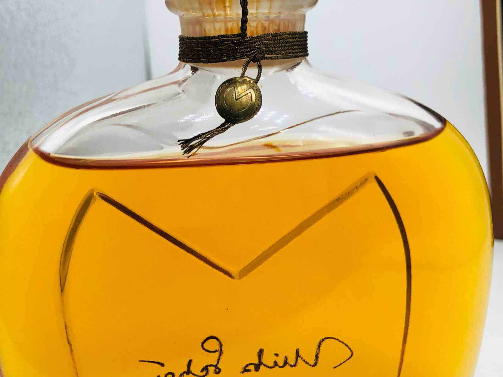 Bottiglia di profumo Mila Schon Vintage con design elegante e liquido dorato