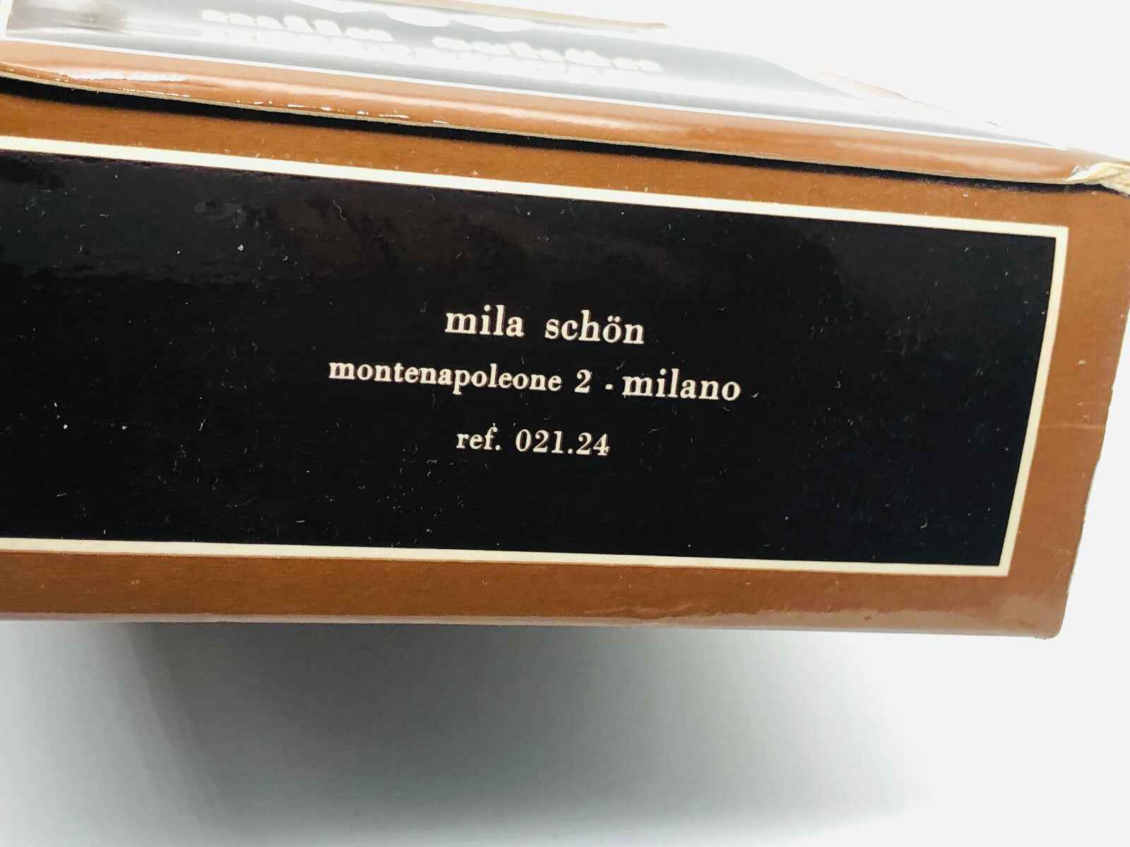 Scatola di profumo Mila Schon Vintage con dettagli eleganti e rifiniture in nero