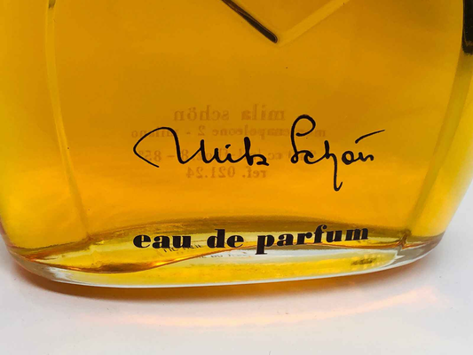 Flacone di profumo Mila Schon Vintage con firma e etichetta evidenziata, elegante e raffinato