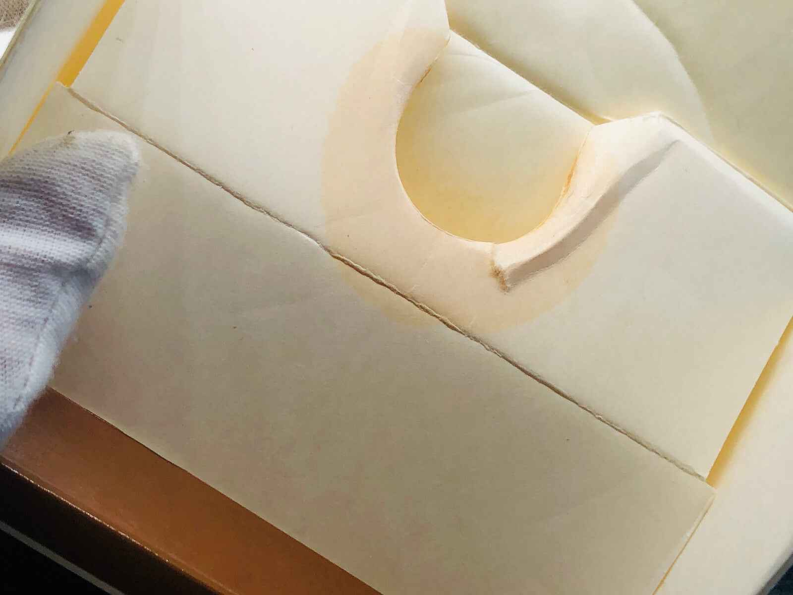 Scatola interna del Profumo Mila Schon Vintage con segni d'uso evidente