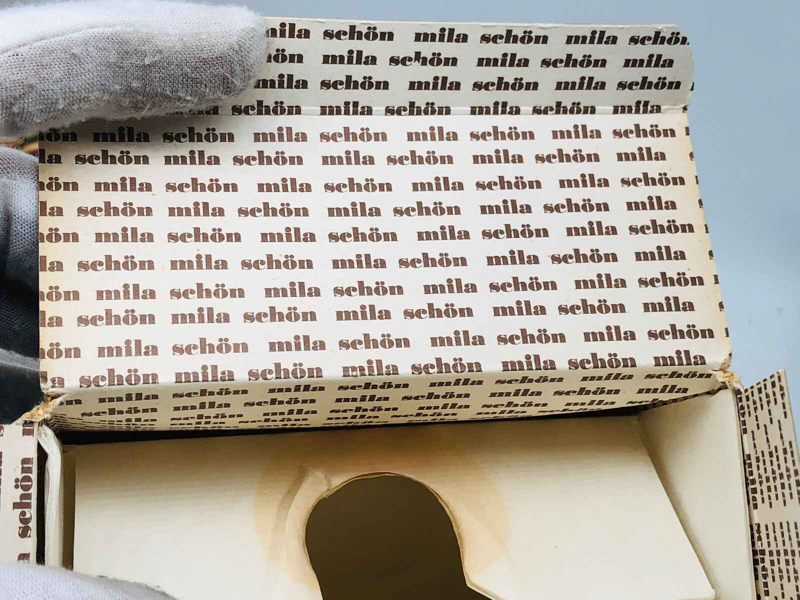 Scatola per profumo Mila Schon Vintage con logo e design elegante, ideale per collezionisti