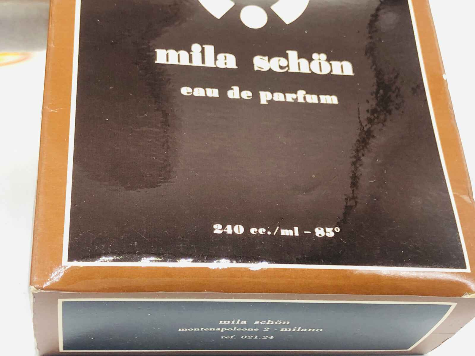 Scatola di profumo Mila Schon Vintage da 240 ml con design elegante e dettagli classici