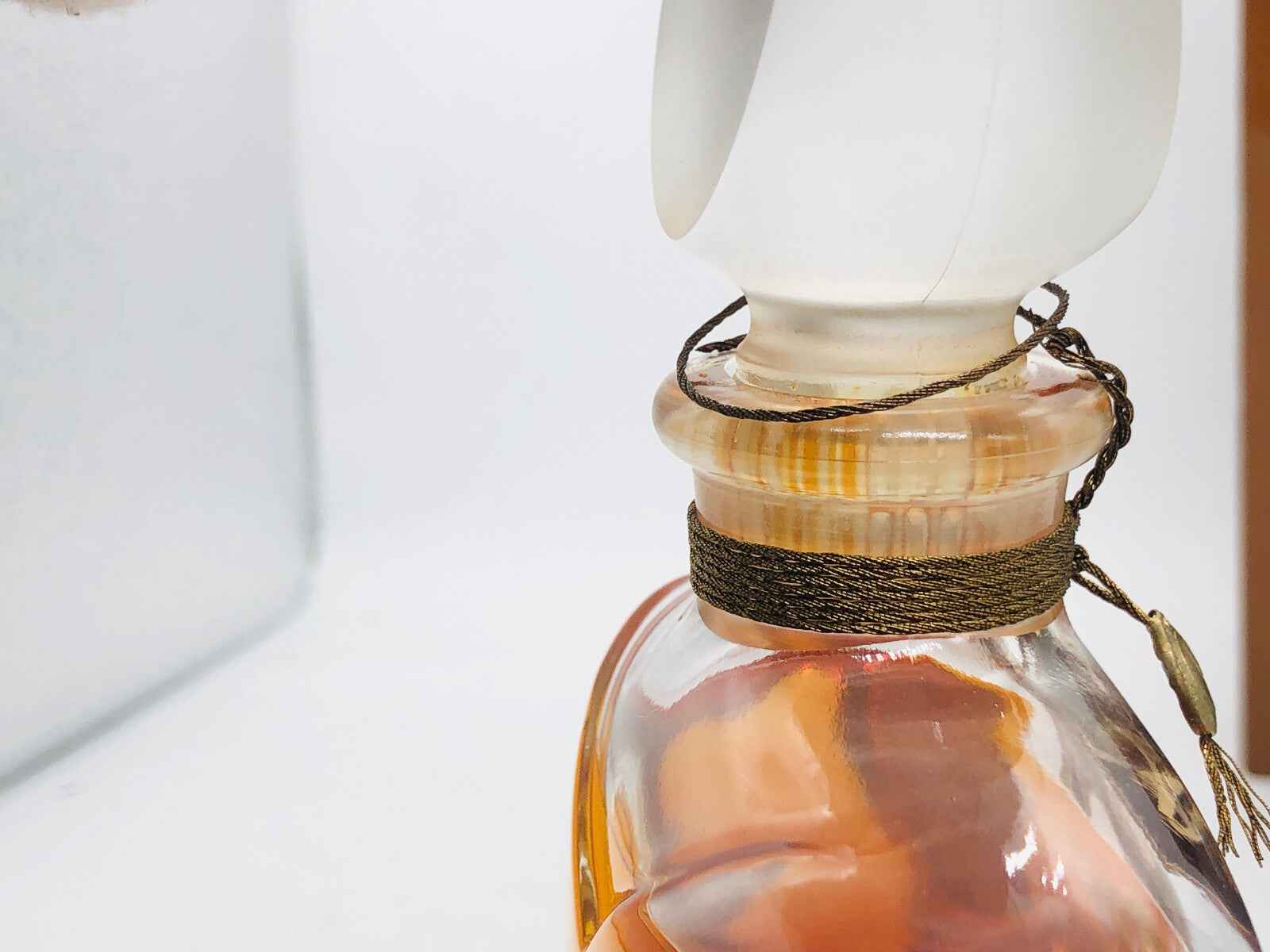 Dettaglio del profumo Mila Schon Vintage con elegante tappo decorativo e collezione in vetro