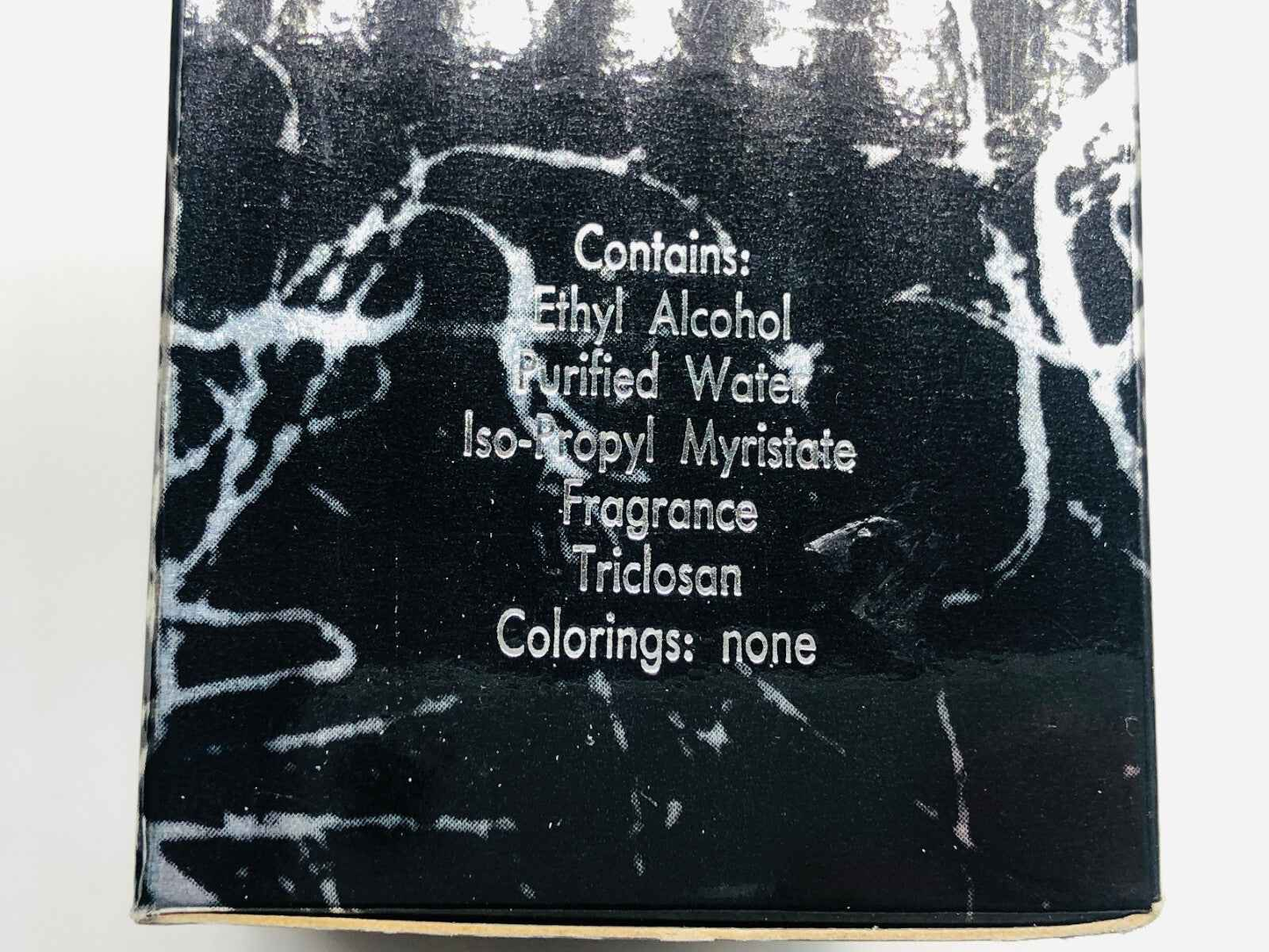 Scatola di profumo Mila Schon Uomo Vintage con ingredienti elencati su sfondo nero lucido