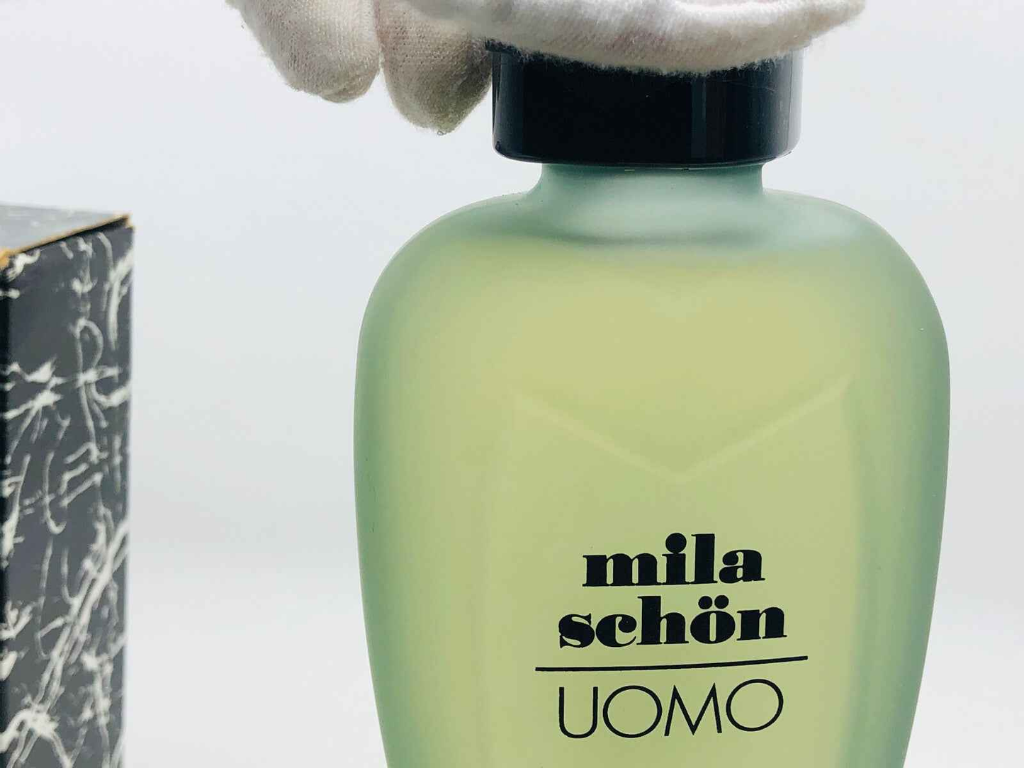 Profumo Mila Schon Uomo Vintage in bottiglia verde con etichetta nera, perfetto per gli amanti dei profumi classici