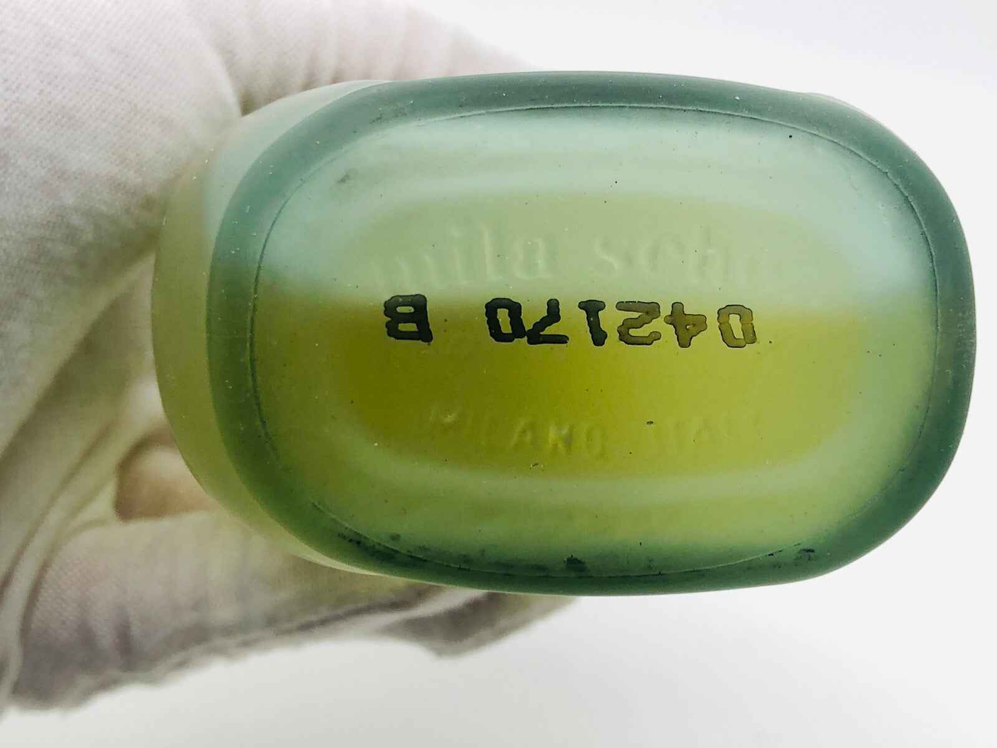 Dettaglio del fondo di un profumo Mila Schon Uomo Vintage con il suo numero di produzione