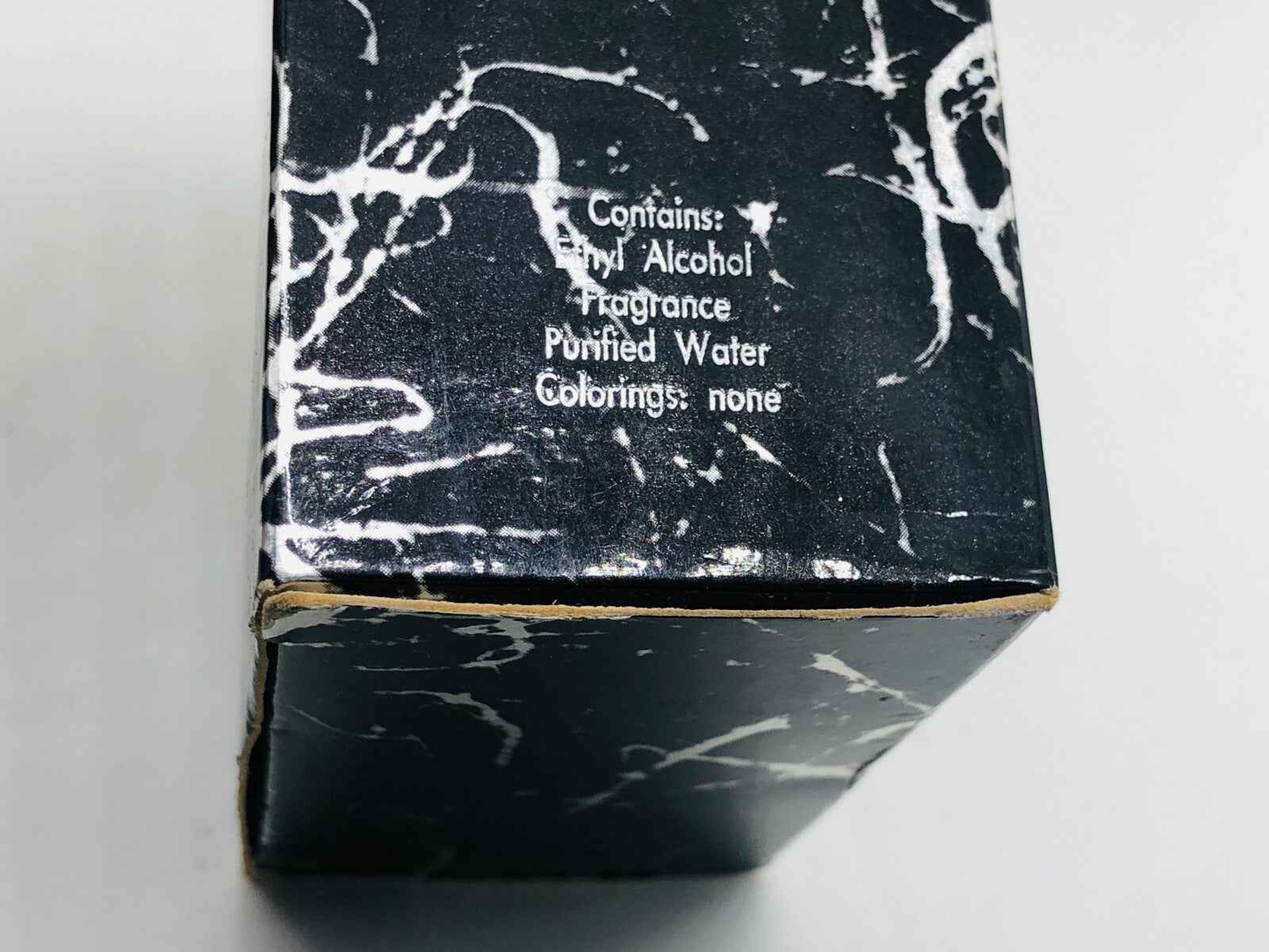 Scatola di profumo Mila Schon Uomo Vintage con ingredienti stampati sul retro in design elegante
