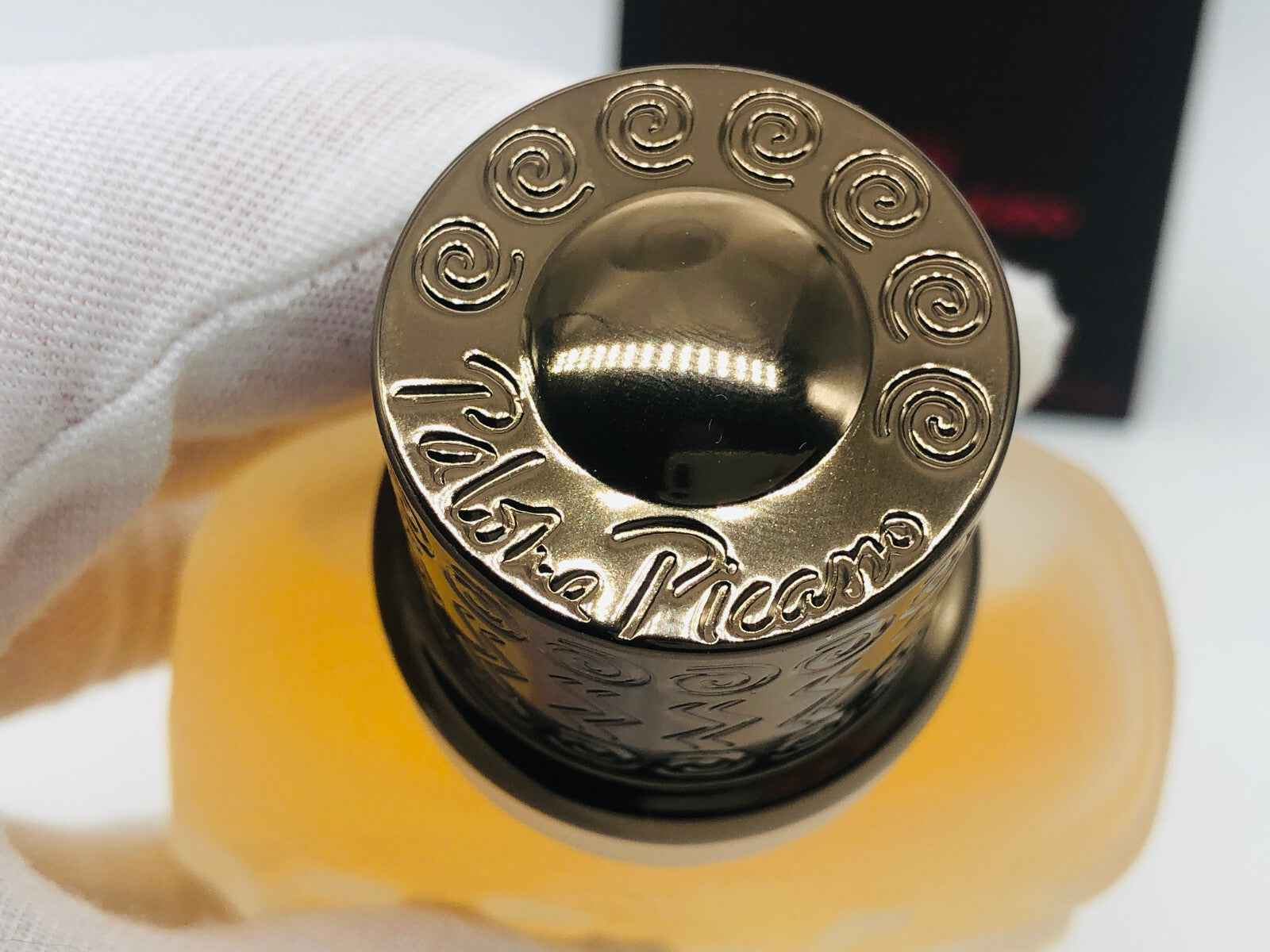 Dettaglio della bottiglia di profumo Minotaure Paloma Picasso Vintage con tappo decorato in oro