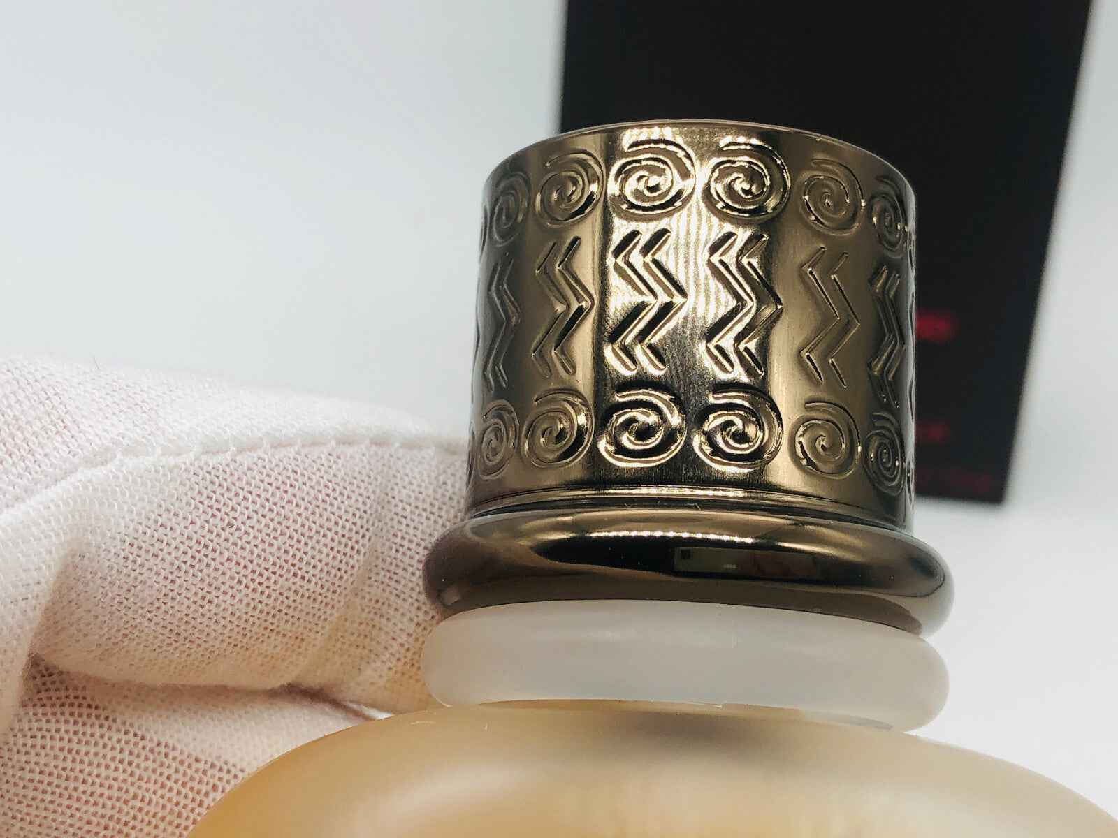 Dettaglio della confezione di Minotaure Paloma Picasso Vintage con tappo decorato e design elegante