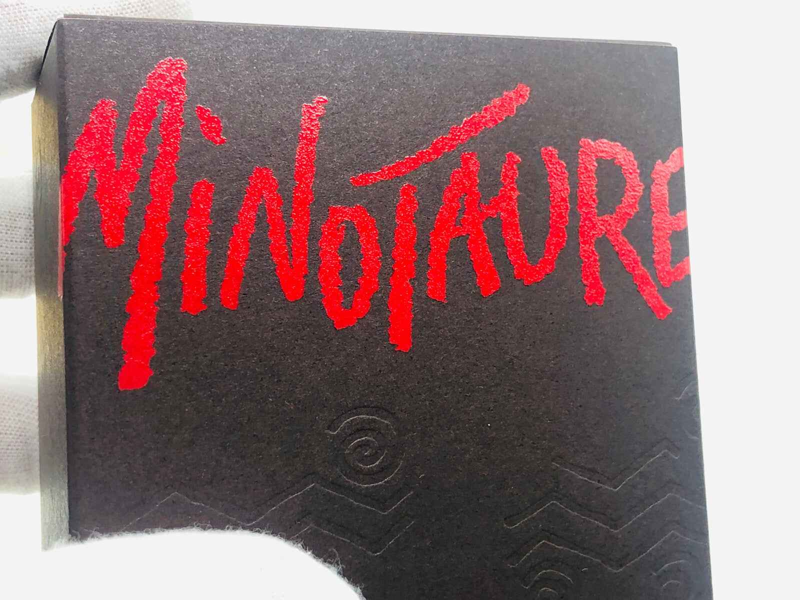 Scatola di Minotaure Paloma Picasso Vintage con scritta rossa in rilievo su sfondo nero