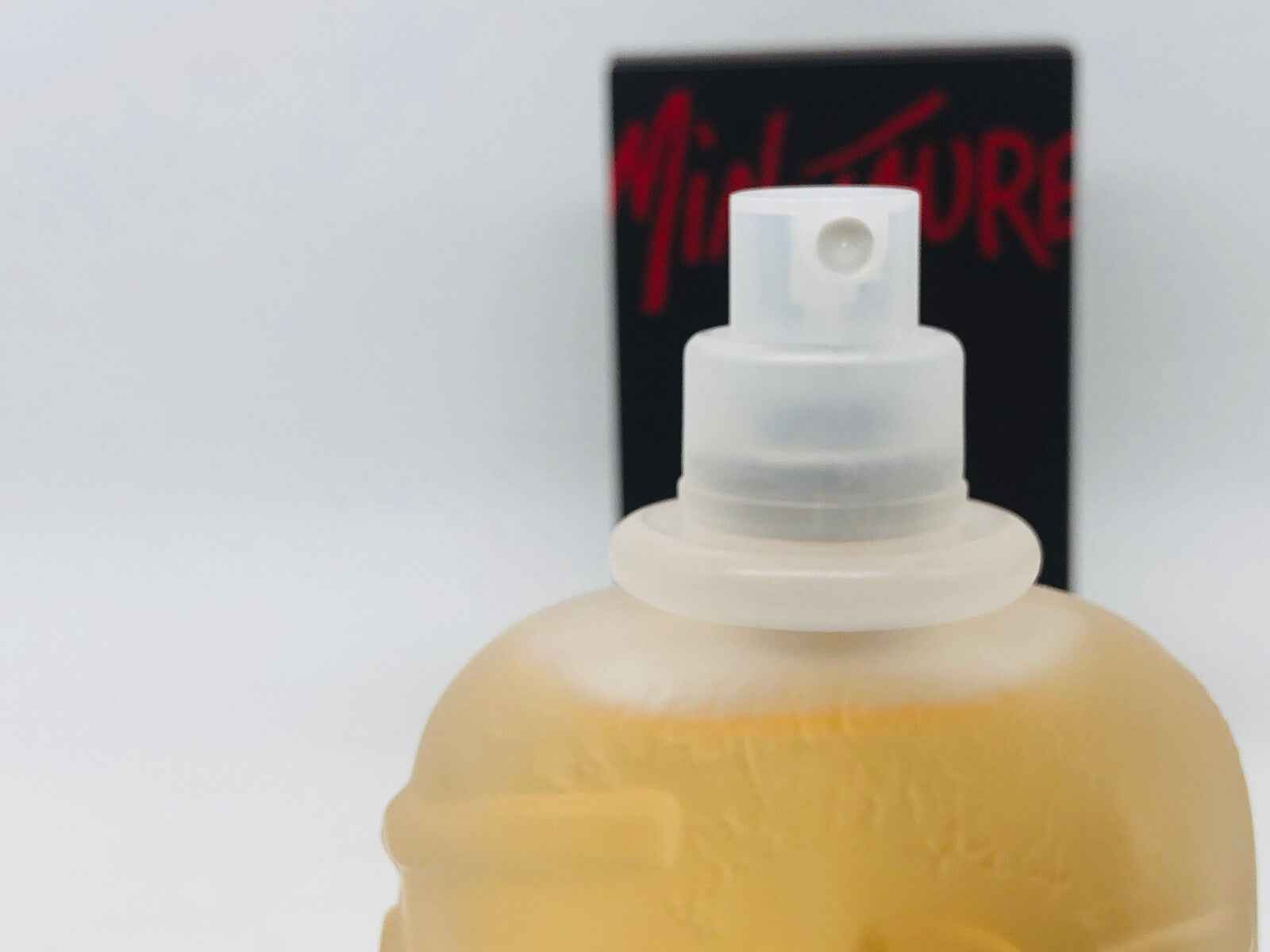 Profumo Minotaure Paloma Picasso Vintage in flacone iconico con spruzzatore bianco e sfondo nero