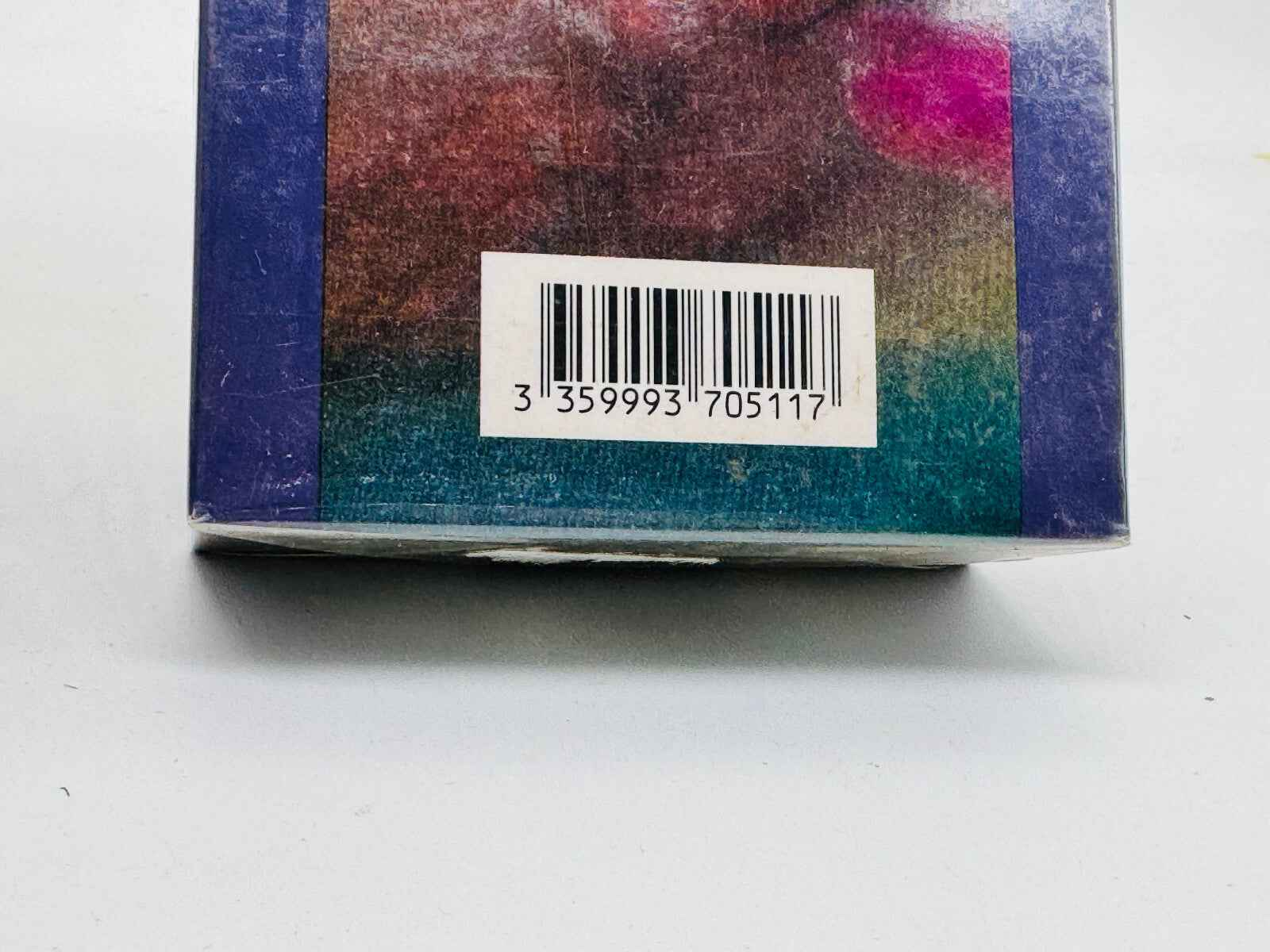 Scatola del profumo Missoni Olympios Vintage con codice a barre visibile sul fondo