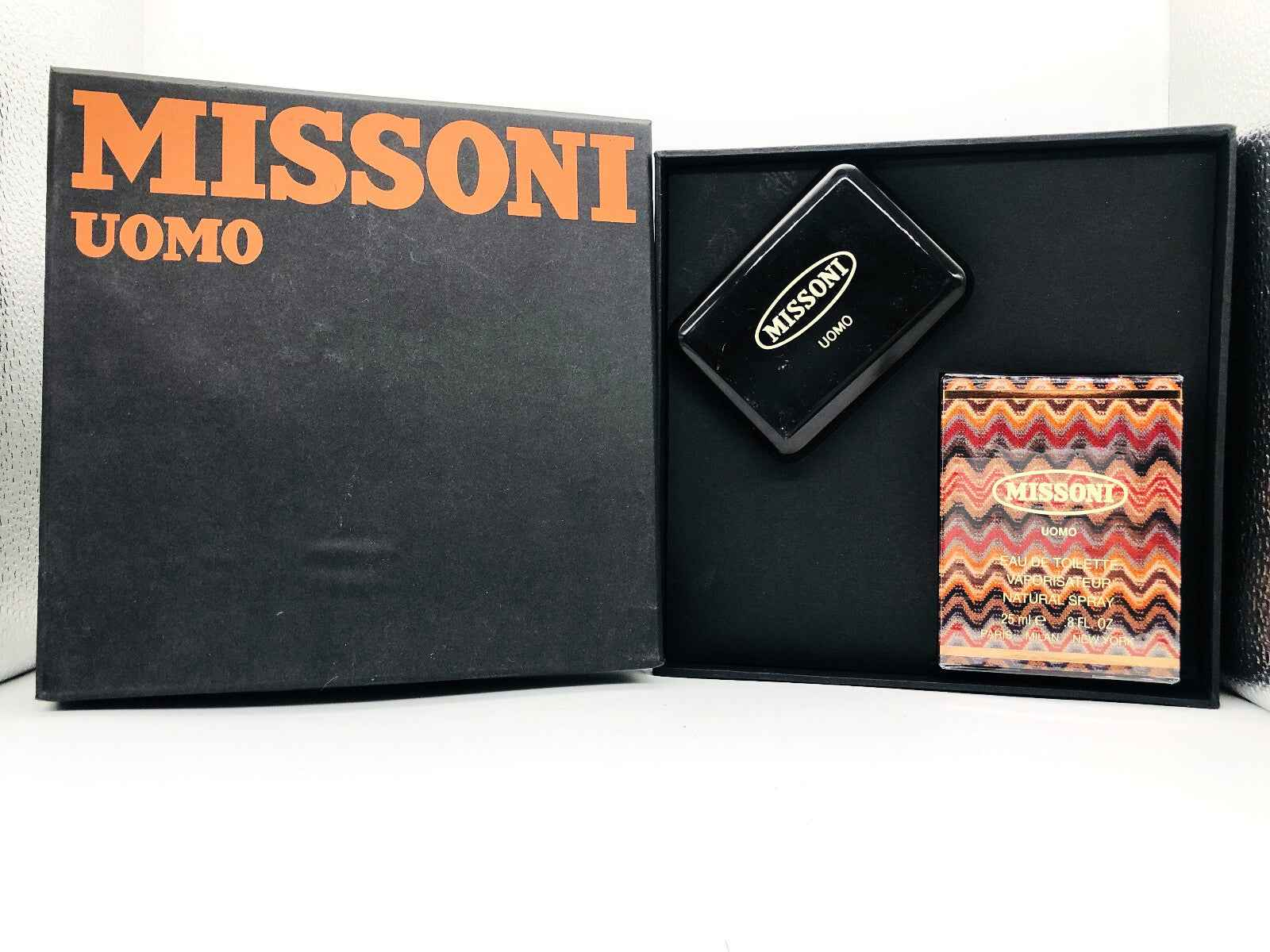 Confezione regalo di profumo Missoni Uomo Vintage con cartonaggio colorato e flacone elegante