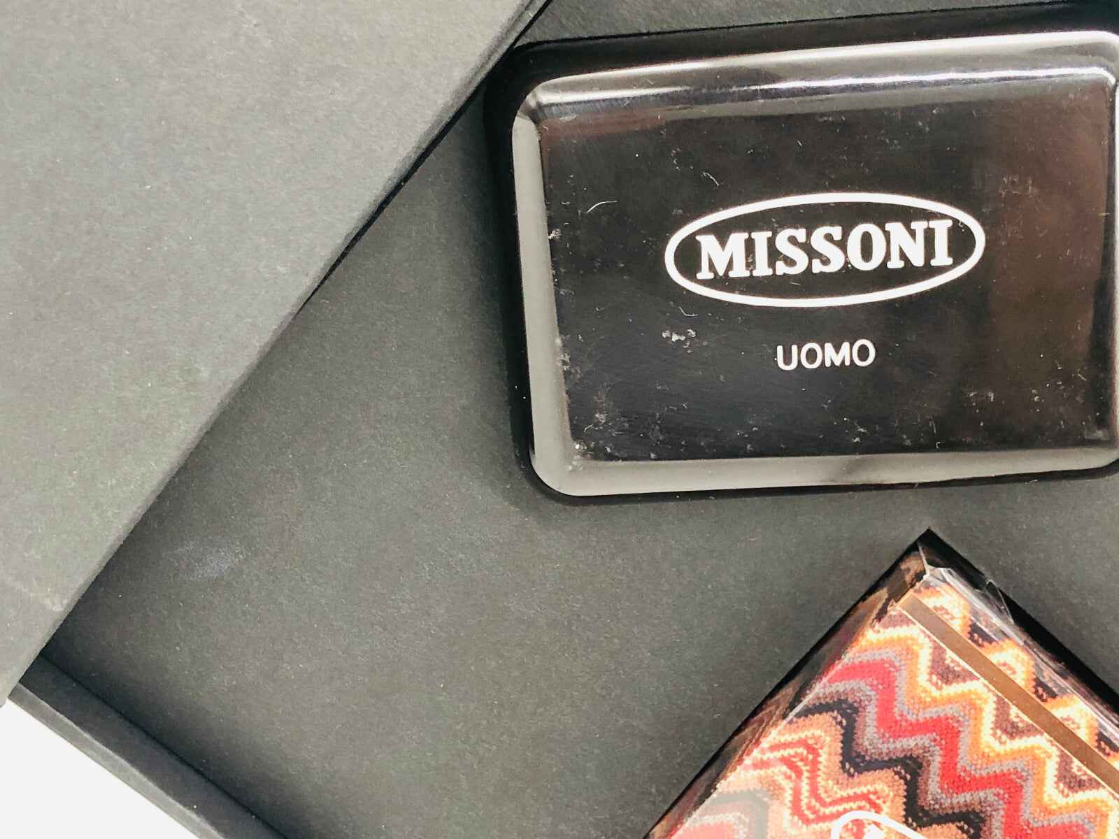 Scatola del profumo Missoni Uomo Vintage con design elegante e logo distintivo