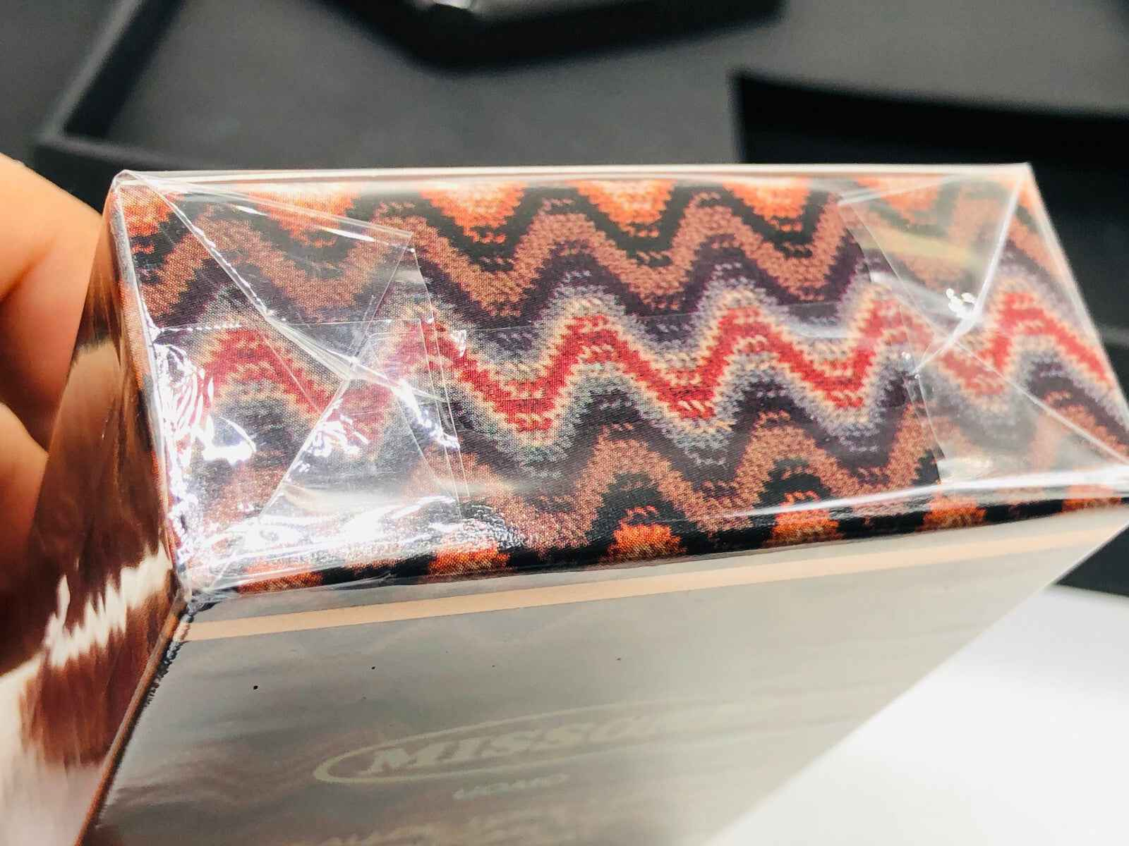 Confezione di Profumo Missoni Uomo Vintage con design a zigzag caratteristico e avvolta in plastica trasparente