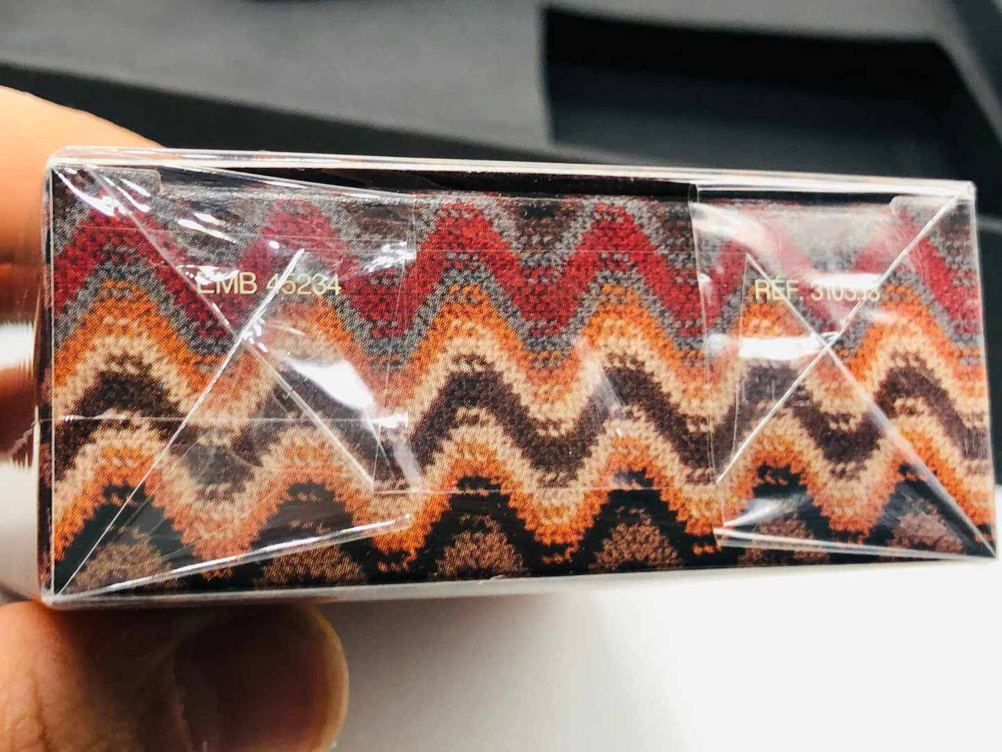 Confezione del Profumo Missoni Uomo Vintage con motivo a zigzag iconico in colori autunnali
