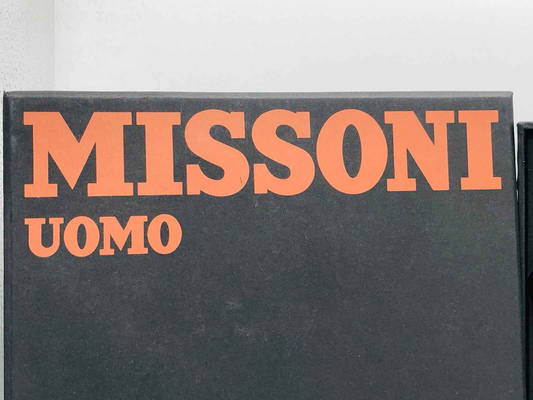 Scatola di Profumo Missoni Uomo Vintage con logo distintivo su sfondo nero