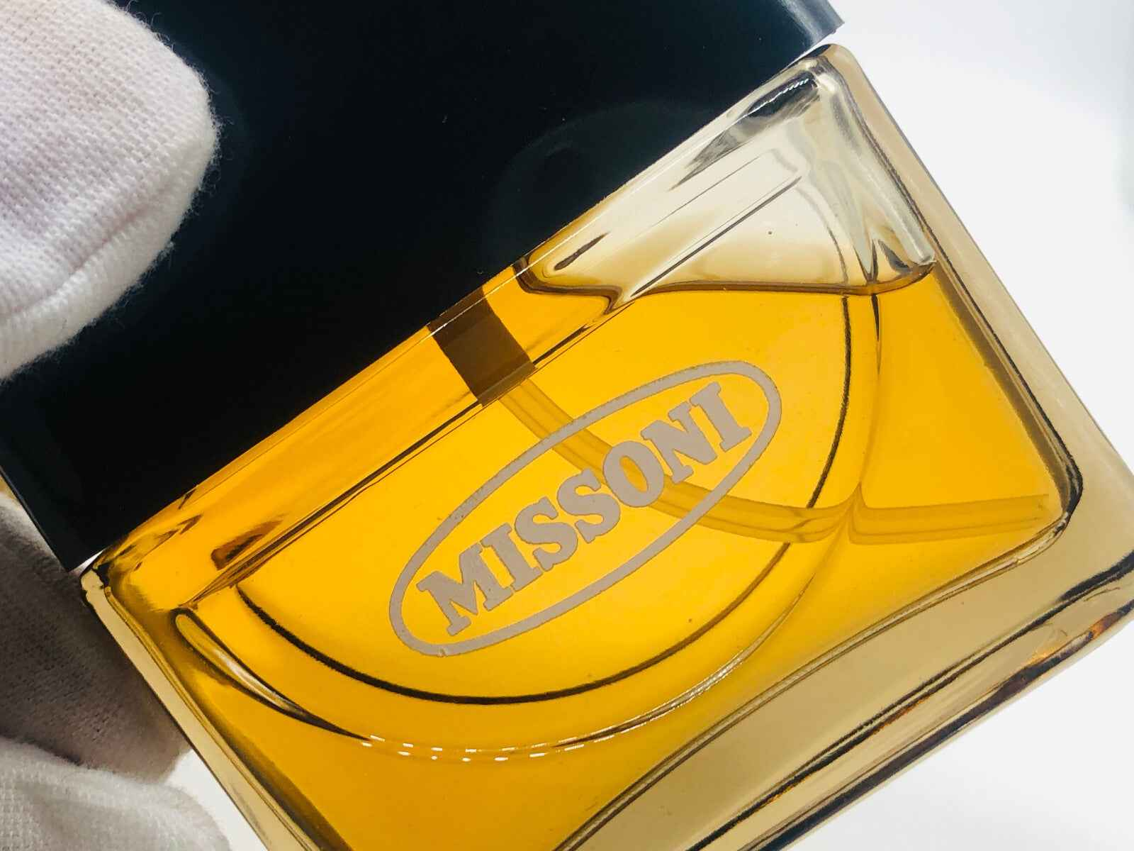 Flacone di Profumo Missoni Uomo Vintage con design elegante e tonalità dorate